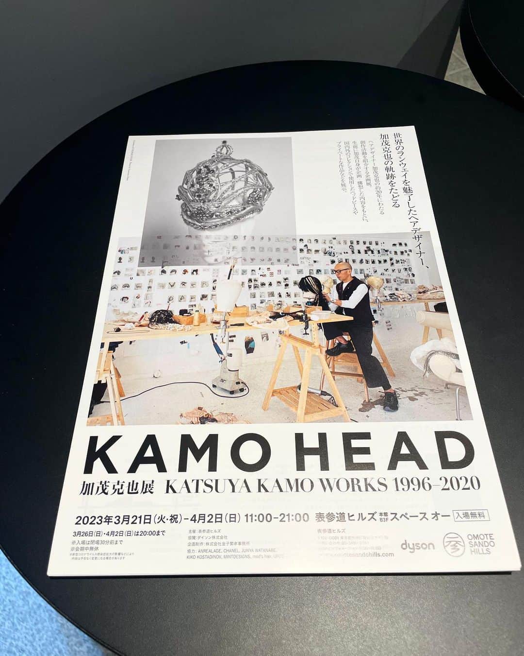 のインスタグラム：「KAMO HEAD  加茂克也展  KATSUYA KAMO WORKS 1996-2020  ストーリーズにアップしたけど再度  実は同年代で同じ職業をしていたけれど、わたしとはフィールドが違う領域でヘアデザインの可能性を独自の感性と技術力で表現していて憧れと尊敬の存在だった加茂さん。  資生堂時代、コレクションのバックヤードでお見かけした事がある程度でしたが、当時から独自の世界観があり職人的なスターだった。  髪の毛だけでなく頭部という概念で作られたヘッドピースの完成度の高さ！！  頭部だけでなく全体を生かすクリエーションは会場にあったたくさんのアートピースに繋がってた。  感性だけでは創り出せない、鍛錬された技術力があってとにかく凄い才能！！  改めて、 見て知れて本当に良かったです。  #加茂克也 #kamohead」