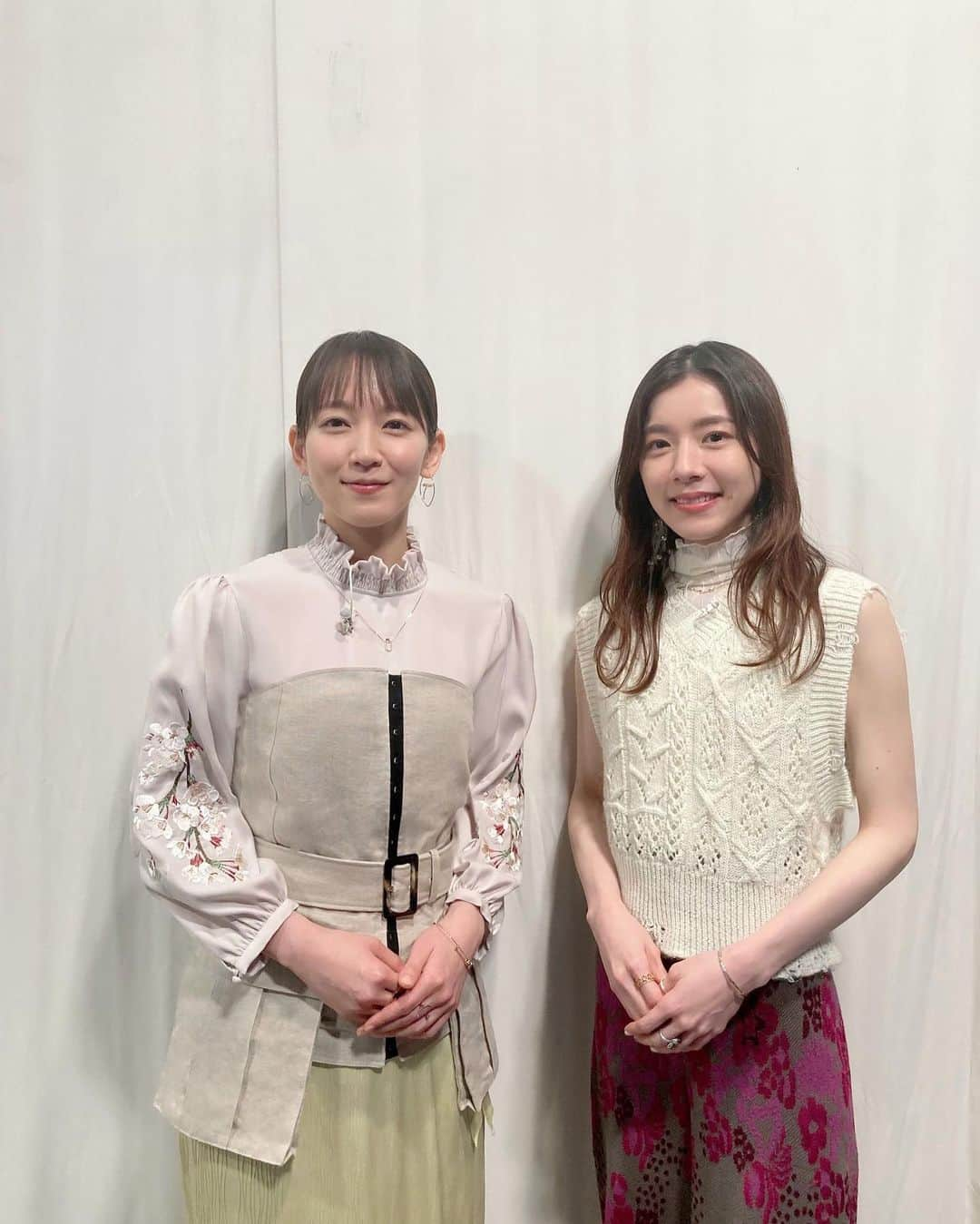 吉岡里帆（マネージャー）さんのインスタグラム写真 - (吉岡里帆（マネージャー）Instagram)「先日NHK「Dearにっぽん」で一緒にナレーションを務めるmiletさんと「イッキ見SP」で対談しました🌸 番組の素敵さを語り合えて、収録終わりには記念写真も🤳❤️  「Dearにっぽん」は日本各地のリアルな今を伝える素晴らしいドキュメンタリー番組で、ナレーション収録のときは吉岡さんもわたしも毎回ウルウルしながら映像を拝見しているほど…🥹 みなさんもお時間あれば是非ご覧ください！ 番組の放送は毎週日曜の8:25〜🌸🌸（地域によって放送時間が異なったり、再放送もあるのでぜひ検索してみてくださいね🫰）  次回の放送は4/9（日）8:25〜「思い出つなぐ金継ぎの技〜石川・山中温泉〜」でmiletさんがナレーションを担当されています🙌  miletさんと吉岡さんの対談も見られる「イッキ見SP」はただいまNHKプラスにて見逃し配信中です！🫡  tops @iconology_emb  bustier/skirt @_ebonyofficial_  jewelry @hirotakajewelry  #いつかの吉岡さん」4月7日 17時31分 - rihoyoshioka_mg