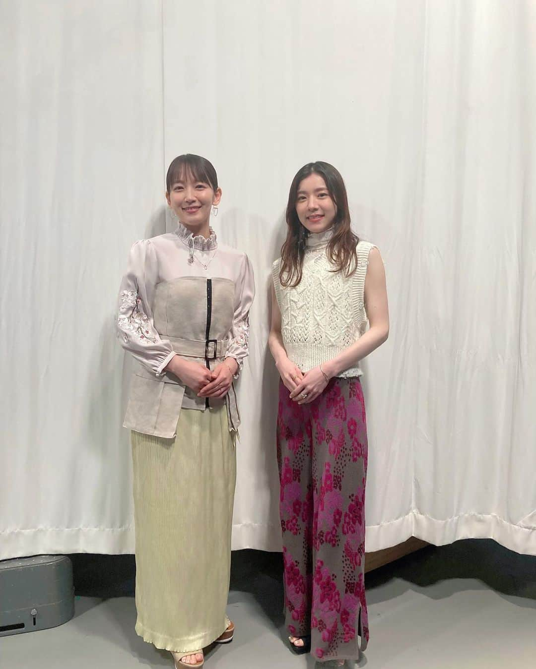 吉岡里帆（マネージャー）さんのインスタグラム写真 - (吉岡里帆（マネージャー）Instagram)「先日NHK「Dearにっぽん」で一緒にナレーションを務めるmiletさんと「イッキ見SP」で対談しました🌸 番組の素敵さを語り合えて、収録終わりには記念写真も🤳❤️  「Dearにっぽん」は日本各地のリアルな今を伝える素晴らしいドキュメンタリー番組で、ナレーション収録のときは吉岡さんもわたしも毎回ウルウルしながら映像を拝見しているほど…🥹 みなさんもお時間あれば是非ご覧ください！ 番組の放送は毎週日曜の8:25〜🌸🌸（地域によって放送時間が異なったり、再放送もあるのでぜひ検索してみてくださいね🫰）  次回の放送は4/9（日）8:25〜「思い出つなぐ金継ぎの技〜石川・山中温泉〜」でmiletさんがナレーションを担当されています🙌  miletさんと吉岡さんの対談も見られる「イッキ見SP」はただいまNHKプラスにて見逃し配信中です！🫡  tops @iconology_emb  bustier/skirt @_ebonyofficial_  jewelry @hirotakajewelry  #いつかの吉岡さん」4月7日 17時31分 - rihoyoshioka_mg