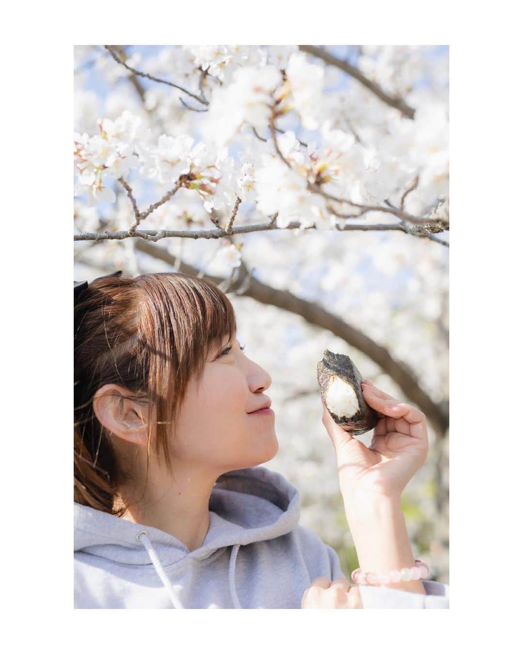 のインスタグラム：「だよねぇ。。。  🍙＞🌸  あなたの場合。。。 そうだよねぇ🙄😛  YouTube、開高明日香のあーだこーだ、更新しています。 観て頂けたら嬉しいです❣️  #桜 #花見 #大阪城公園」
