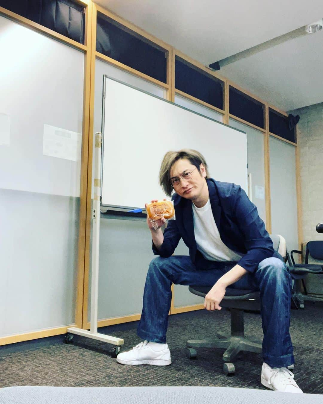 JP（ものまねタレント）さんのインスタグラム写真 - (JP（ものまねタレント）Instagram)「ダベヤの日テレのパン大好き可愛い🌟ん？日テレが好きなのか？パンが好きなのか？いやパンが好き絶対にパンがすき！パンが好きです！  お仕事のご依頼はインスタのDMでお問合せください。  Twitterアカウント→　#jpmaesaka Twitterアカウントポケモン→#jp_pkmn YouTubeチャンネル→#モノマネモンスターJP TikTok→#monomamejp #🥐 #パン #🥪 #日テレ #ダベア #ものまね代行世代 #ワイドナショー #JPさん #松本人志 #浜田雅功 #ダウンタウン #ものまね芸人 #松本人志ものまね #研音 #川島明ものまね #ラヴィット #滋賀芸人 #農業高校出身 #すべらない話 #IPPONグランプリ #ダウンタウンDX #酒のツマミになる話 #おはスタポケモン部 #ポケモン #しゃべくり007」4月7日 17時34分 - metamonjp