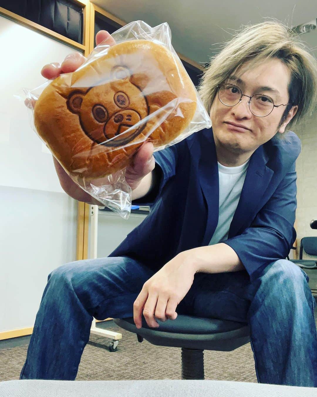 JP（ものまねタレント）さんのインスタグラム写真 - (JP（ものまねタレント）Instagram)「ダベヤの日テレのパン大好き可愛い🌟ん？日テレが好きなのか？パンが好きなのか？いやパンが好き絶対にパンがすき！パンが好きです！  お仕事のご依頼はインスタのDMでお問合せください。  Twitterアカウント→　#jpmaesaka Twitterアカウントポケモン→#jp_pkmn YouTubeチャンネル→#モノマネモンスターJP TikTok→#monomamejp #🥐 #パン #🥪 #日テレ #ダベア #ものまね代行世代 #ワイドナショー #JPさん #松本人志 #浜田雅功 #ダウンタウン #ものまね芸人 #松本人志ものまね #研音 #川島明ものまね #ラヴィット #滋賀芸人 #農業高校出身 #すべらない話 #IPPONグランプリ #ダウンタウンDX #酒のツマミになる話 #おはスタポケモン部 #ポケモン #しゃべくり007」4月7日 17時34分 - metamonjp
