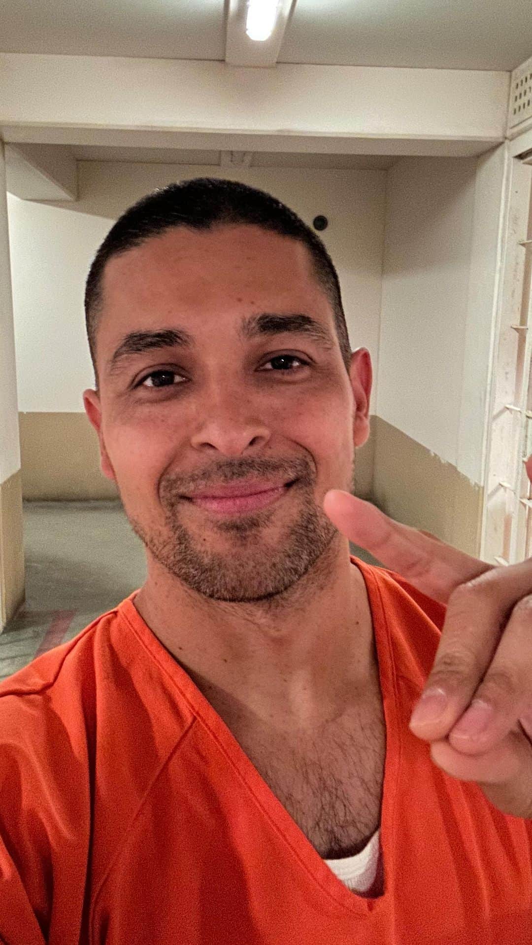 ウィルマー・バルデラマのインスタグラム：「That’s a wrap!  Thank you #NCIS, season 20 was a ride!」