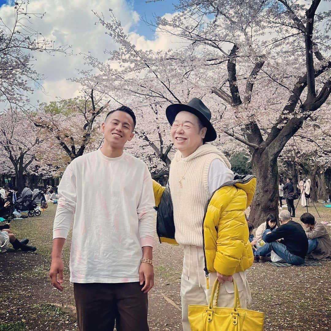 しげるちゃんさんのインスタグラム写真 - (しげるちゃんInstagram)「先日、お仕事で東洋太平洋スーパーバンタム級王者の武居由樹選手と一緒でした🥊 撮影終わりで、一緒に桜を観に行くと、平日なのに、すごーーく沢山の人で驚き、きっと今日の春の嵐（東京）で桜は散ってしまうんだろうなぁ～🌸🌸 この春は何気に #サクッと花見 を何度か楽しむ事も出来ましたぁ。大満足🙆‍♀️ また来月にでもお仕事の内容は報告させて貰いまーーーっす　　 #東洋太平洋スーパーバンタム級王者 #ボクシング #武居由樹 #桜 #花見 #🌸 #アスリート #イケメン」4月7日 17時35分 - shigeru39