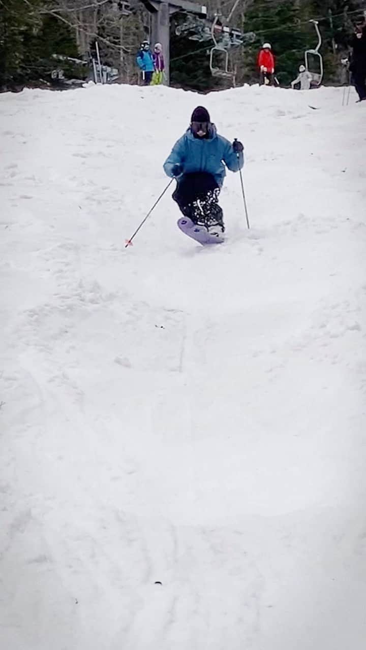 遠藤尚のインスタグラム：「春雪のコブの滑りです。 自分の意識している事を少し🤏 センター幅があるスキーでコブを滑る時、ターンの切り返しのタイミングを気をつけて滑ります！ 先落としとかそーゆう事は自分ではせずに、ポジションとターンのタイミングで、スキーが落ちていくのを待つイメージで滑ってます。  雪が少なくなってきましたが、皆さんより良いスキーライフを◎  #vectorglide  #コブの滑り方  #春スキー  #春コブ  #丸沼高原スキー場  #intimacySE」