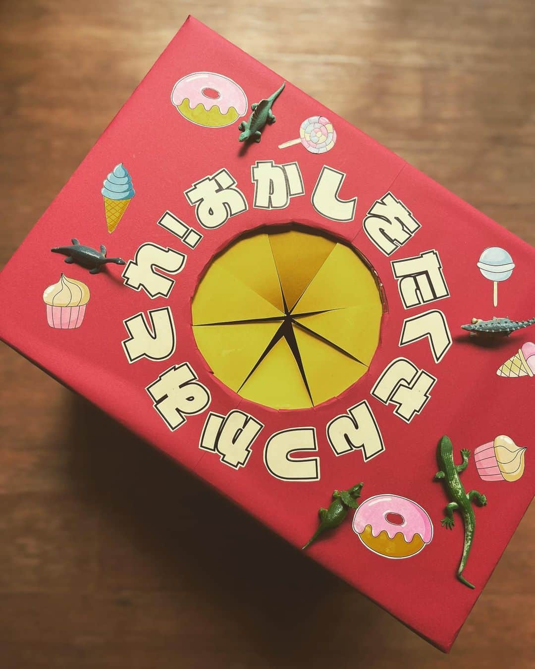 ari ta suのインスタグラム：「有田陶器市子供イベントの準備中です😊  謎解きウォークは、参加一回に付き一回お菓子掴み取りが出来ます。 さらに、全問正解した人はお楽しみガチャが出来ます🤗  写真3.4枚目の公社オリジナルトートはお楽しみガチャの景品です！  実は...こちらトートバッグは有田焼に実際に使われていた紋様スタンプを使って作った完全オリジナルの陶器市限定トートバッグです♪  #佐賀県#有田町#有田焼⠀ #aritajapan⠀ #佐賀旅行#九州旅行#九州観光⠀ ⠀ #うつわ好き⠀ #器好き#器好きな人と繋がりたい⠀ #器好きな人とつながりたい⠀ ⠀ #有田陶器市2023⠀ #有田陶器市の最新情報⠀ #有田陶器市⠀ #陶器市行きたい  #gw旅行  #gw」