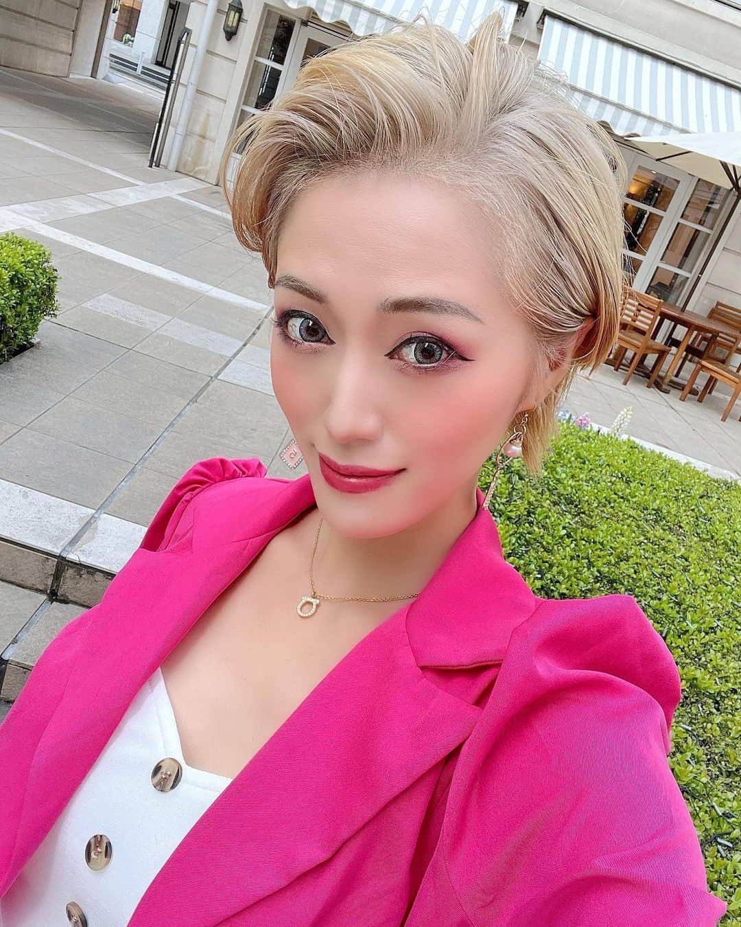 のインスタグラム：「. ヘアカラーしました🫶🏻🫧✨ 久しぶりに根元ブリーチして、少し白めのベージュ🥰🪞✨✨  いつもありがとう💖 @masaki4128  @ankhcross__official  @ankhcross_ikebukuro_north   #アンククロス　#アンククロス池袋北口 #金髪　#金髪ショート　#ショートヘア　#ショートカット #ブロンド　#blond #shorthair #ankhcross #ankh #hairstyle #haircolor #hairarrange #hairsalon #hairstylist #blondshorthair #shorthaircut #shorthairstyle #2児のママ #ママコーデ #ママファッション #年子ママ　#ママライフ #女の子ママ　#男の子ママ　#ヘアカラー　#ヘアスタイル　#ヘアカラートレンド #ベージュカラー」
