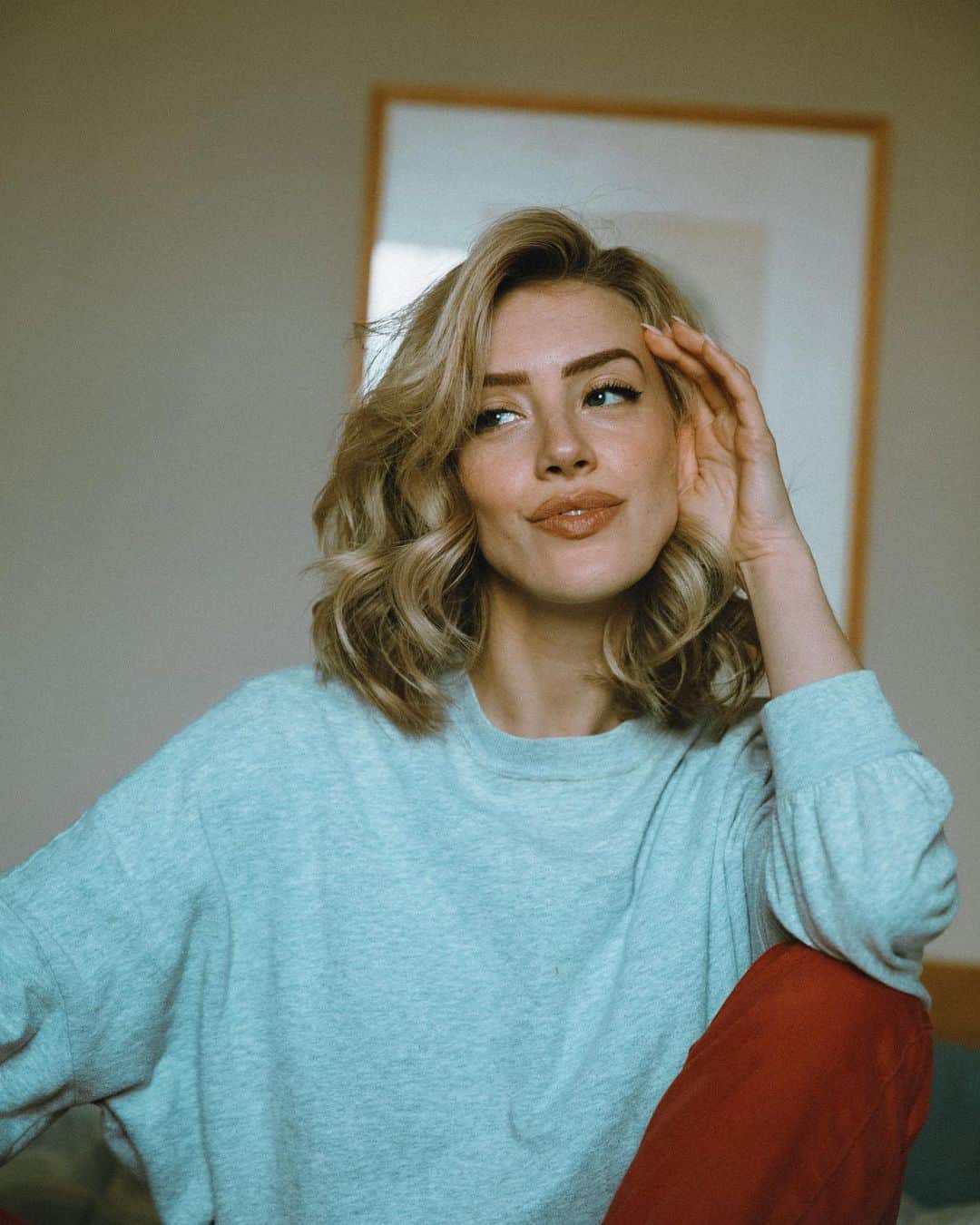 サラ・ミカエラさんのインスタグラム写真 - (サラ・ミカエラInstagram)「This time of Spring is the highlight of the season for me. London is in bloom, the long bright days have worked their magic for a few weeks and I’ve got a whole different lease of energy. In a world where it can seem we have to be everything at once, it’s a treasure to just be and rest into what is. What’s on the top of your mind these days? 🌻✨」4月7日 17時40分 - srhmikaela