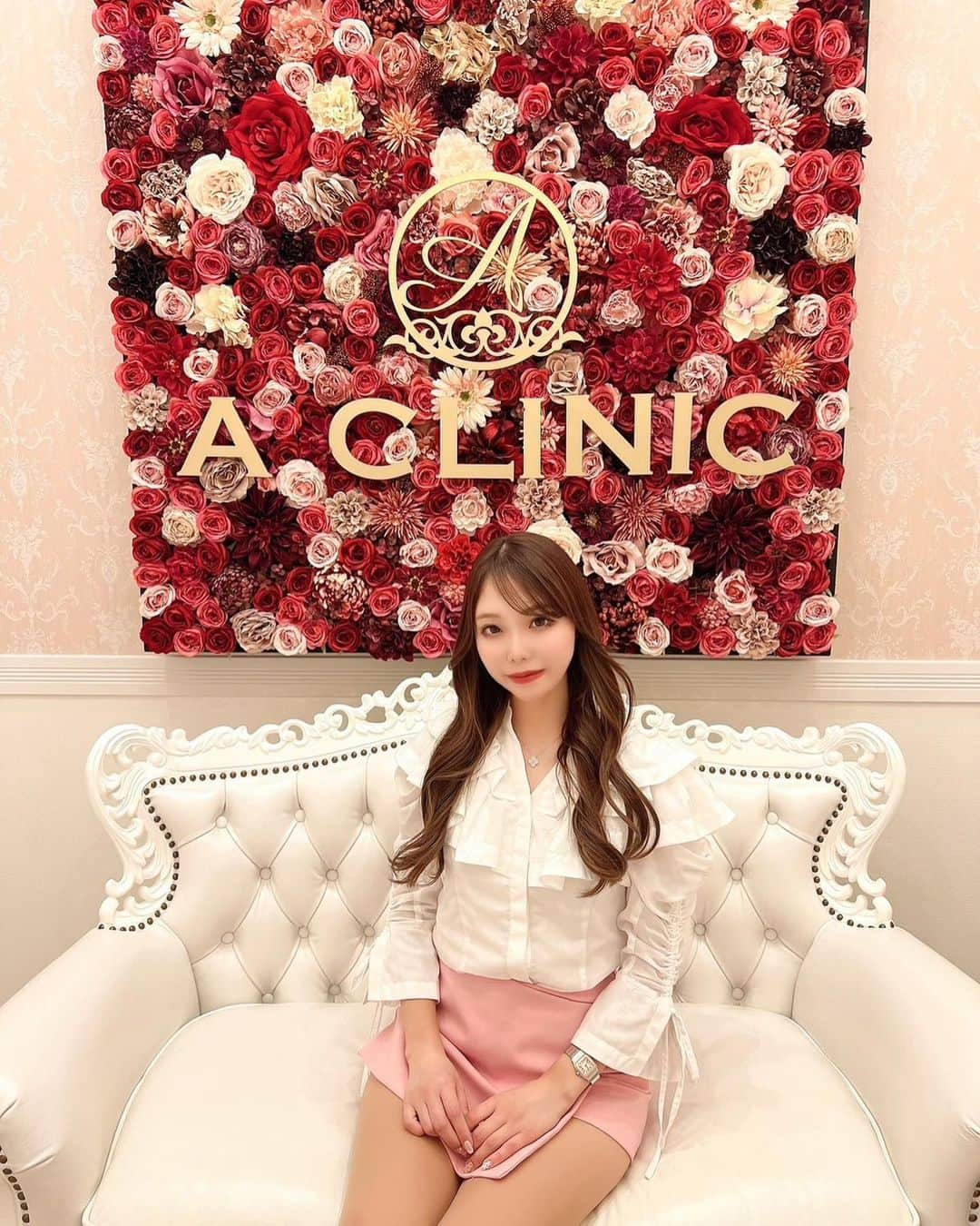 ちゃんしーさんのインスタグラム写真 - (ちゃんしーInstagram)「@a_clinic_ikebukuro の柚崎先生@aclinic_yuzakiで 《Aスレッド》を受けてきました☺️  【結論。やってよかった、最高😭🙏💓】  顔のたるみの左右差が気になってて 相談に行きました！ Aスレッドを受けて顔の輪郭の左右差も 気にならなくなったし 横顔もすっきりして、会う人みんなに 可愛くなったって言われるのが嬉しい🥹💓  施術当日は緊張しちゃってたんだけど 看護師さんがずっと体トントンしてくれてて 先生も常に声をかけてくれたら あっという間に終わったの🤣💓  写真でもわかるように院内も可愛くて 映えスポットで写真も撮らせてもろた🌹💓  次はA式鼻先シャープ術が密かに 気になっている🥹💓  #aスレッド #糸リフト #aclinic #aclinic銀座 #aclinic横浜 #aclinic新宿 #aclinic名古屋 #aclinic大阪 #aclinic福岡 #aclinic池袋 #aclinic仙台#aクリニック #エークリニック#美容クリニック  #リフトアップ #美容外科 #美容皮膚科 #スレッドリフト #小顔整形 #たるみ改善 #柚崎一輝」4月7日 17時42分 - hime___golf