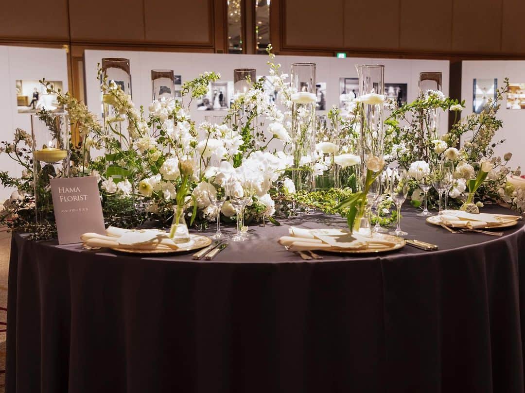 横浜ロイヤルパークホテルウエディングさんのインスタグラム写真 - (横浜ロイヤルパークホテルウエディングInstagram)「▼ 《 Event Report 》 Wedding Collection - The Collection -  - Table Coordinate - テーブルフラワーは披露宴会場に入った瞬間の印象に繋がる大切なアイテム。 ホテルウエディングらしい天井高のある会場に映える上品なアレンジや、様々な種類の花材を使用した華やかなアレンジ。 白とグリーンを基調にしたナチュラルかつ洗練されたアレンジなど、おふたりならではの世界感をご提案をいたします。 またテーブルフラワーだけでなくテーブルクロスや #ペーパーアイテム と合わせてトータルコーディネートを創り上げます。  @hamaflorist_yokohama_royalpark  @musajapan_yokohama_royalpark  ・ ・ ・ #wedding  #ウェディング #結婚式 #yokohamaroyalparkhotel #landmarkwedding  #横浜ロイヤルパークホテル #横浜ランドマークタワー #結婚式場 #横浜ロイパ花嫁 #横浜ウェディング #みなとみらい婚 #みなとみらい花嫁  #ホテルウェディング #ホテル婚 #ホテル婚花嫁 #花嫁 #横浜花嫁 #プレ花嫁 #横浜プレ花嫁 #会場装花 #ゲストテーブル装花 #ウェディングアイテム #テーブルコーディネート #2023wedding #2023秋婚 #2023冬婚  #2024冬婚 #2024春婚  #2024プレ花嫁」4月7日 17時42分 - yokohamaroyalpark_wedding