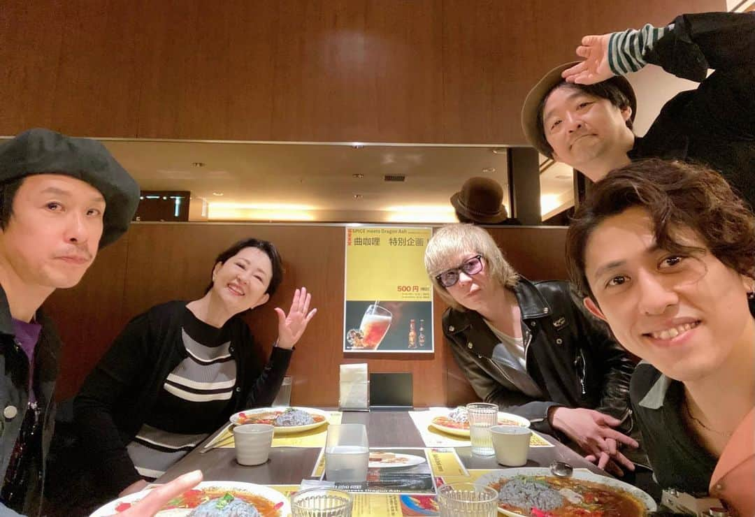 畑中葉子さんのインスタグラム写真 - (畑中葉子Instagram)「偏愛食堂・渋谷西武のカレーを食べに東京咖喱喰部の黒崎ジョンさん、豊田和貴さん、前田竜希さんとご一緒してきた❣️  偏愛食堂は久しぶりだったけど、カレー細胞（松宏彰）さんにもお会いできて嬉しかった😄✨  4/4〜4/11の偏愛曲咖喱はDragon Ashの楽曲「静かな日々の階段を」をカレー化した堕天使かっきーの『過去、現在、未来、静かな日々の階段を進んでいき鯛カレー』💓  みんなと「美味しいねー💕」って言いながら食べてたら、一瞬で平らげておりました😻  写真左から:黒崎ジョンさん、畑中葉子、豊田和貴さん、松宏彰さん、前田竜希さん  最後の写真はカレーのいよちゃんを交えて  #偏愛食堂 #堕天使かっきー  #黒崎ジョン さん #豊田和貴 さん #松宏彰 さん #カレー細胞 さん #前田竜希 さん #カレー #curry #渋谷西武 #畑中葉子」4月7日 17時44分 - hatanaka_yoko