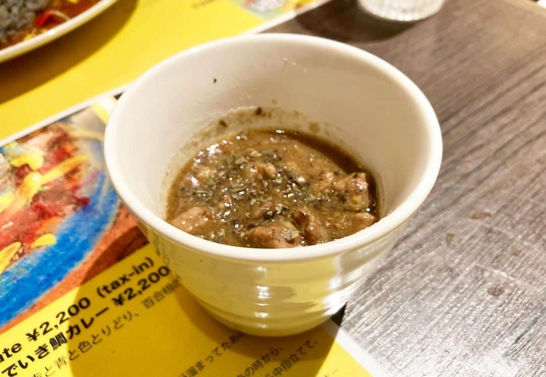 畑中葉子さんのインスタグラム写真 - (畑中葉子Instagram)「偏愛食堂・渋谷西武のカレーを食べに東京咖喱喰部の黒崎ジョンさん、豊田和貴さん、前田竜希さんとご一緒してきた❣️  偏愛食堂は久しぶりだったけど、カレー細胞（松宏彰）さんにもお会いできて嬉しかった😄✨  4/4〜4/11の偏愛曲咖喱はDragon Ashの楽曲「静かな日々の階段を」をカレー化した堕天使かっきーの『過去、現在、未来、静かな日々の階段を進んでいき鯛カレー』💓  みんなと「美味しいねー💕」って言いながら食べてたら、一瞬で平らげておりました😻  写真左から:黒崎ジョンさん、畑中葉子、豊田和貴さん、松宏彰さん、前田竜希さん  最後の写真はカレーのいよちゃんを交えて  #偏愛食堂 #堕天使かっきー  #黒崎ジョン さん #豊田和貴 さん #松宏彰 さん #カレー細胞 さん #前田竜希 さん #カレー #curry #渋谷西武 #畑中葉子」4月7日 17時44分 - hatanaka_yoko