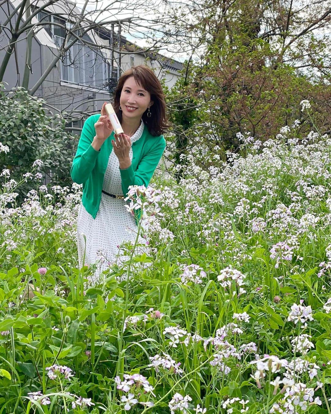 奈々さんのインスタグラム写真 - (奈々Instagram)「この日、凄い強風 台風か⁉️みたいな日に撮ったので  髪の毛乱れまくりからの 前髪なぜか眉毛上に（笑）  コーデも撮ったのですが 風に負けた🤣  さて、こちら  NMN（ニコチンアミドモノヌクレオチド）を配合した 【リフィーラスオールインワンジェル】  年齢を重ねるごとに失われていく NMN成分を配合されたジェルです👍  季節の変わり目などの敏感肌、加齢によるゆらぎ肌・・・ デリケートなお肌のコンディションを整え、 いきいきとした素肌に導きます😊  詳しくは 『リフィーラス』で検索してみてくださいね❤️  #リフィーラス #NMN #NMNオールインワンジェル #乳酸菌生産物質 #アンチエイジングケア#美肌ケア #美肌 #艶肌 #pr#ターンオーバー #サーチュイン遺伝子#ワンピース #ワンピースコーデ #グリーンカーディガン #春ネイル #きれいめコーデ  #綺麗めコーデ #春服コーデ」4月7日 17時54分 - nanafujn