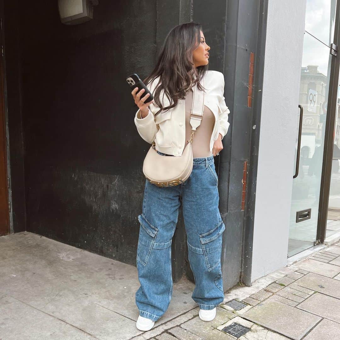 Jessica Wrightさんのインスタグラム写真 - (Jessica WrightInstagram)「Living for this Zara cropped jacket this season 🤍 Have a GOOD Friday everyone 🍬🐥🥚」4月7日 17時54分 - jesswright77