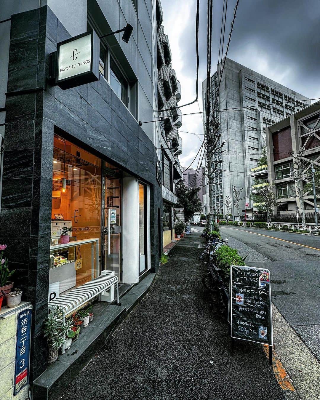 宍戸開のインスタグラム：「FAVORITE THINGS 🎂 @favoritethings.tokyo   #streetphotography #storyofthestreet #streetoftokyo #streetcinematography #iphone14pro #photography #photographer #kaishishido #photooftheday #favoritethingstokyo」