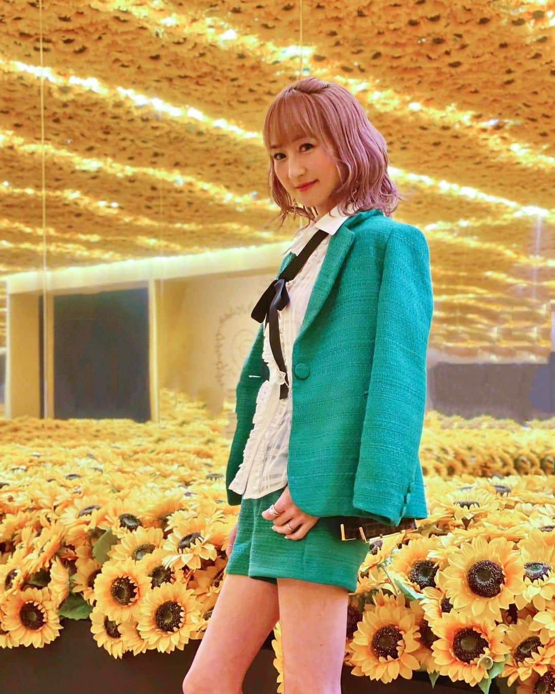 彩耶さんのインスタグラム写真 - (彩耶Instagram)「⭐︎⭐︎⭐︎ 𝐕𝐚𝐧 𝐆𝐨𝐠𝐡 𝐀𝐥𝐢𝐯𝐞 🌻 一 ゴッホアライブ 一  昨日の続き… ひまわり畑のフォトスポットには、こんな演出も〜🌻🌻  お写真・動画 𝕊𝕨𝕚𝕡𝕖 してね♡  『  #ゴッホ さんが可愛すぎたっ🤭🧡』  会場でQRコードを読み取ると #AR ( #拡張現実 )の世界でこんな体験が出来るんです！  ひまわり畑で踊るゴッホさんに夢中になっちゃいました🤗笑  𝐕𝐚𝐧 𝐆𝐨𝐠𝐡 𝐀𝐥𝐢𝐯𝐞  一 ゴッホアライブ 一 こんな風に五感で体験できる新感覚の "没入型展覧会 " 初体験でしたが、思う存分楽しむことができました💗 ご家族、カップル、友人と… ゴッホの絵に詳しくなくても楽しめると思いますよ🖼✨  おみやげに思い出に… グッズ売り場には、 ひまわりのハンカチ、マグネット、メモ帳、シール、Tシャツ、エコバックなど… 楽しい商品がたくさん揃っていました！  ゴッホの代表作 『ひまわり』『星月夜』をイメージして描かれたイラストのウォーターボトルがめちゃ可愛かった💛💙  " 兵庫県立美術館 " は建築家 安藤忠雄氏の設計✨ 美術館も見どころいっぱいでした☺️  ༶༶༶༶༶༶༶༶༶༶༶༶༶༶༶༶༶༶༶༶༶༶༶༶༶༶༶༶༶༶༶༶༶༶༶༶༶༶༶༶ 𝐕𝐚𝐧 𝐆𝐨𝐠𝐡 𝐀𝐥𝐢𝐯𝐞 🌻 一 ゴッホアライブ 一 期間 〜2023年6月4日(日) 場所  兵庫県立美術館ギャラリー棟3階ギャラリー 公式サイト  https://goghalivejp.com/kobe/ ༶༶༶༶༶༶༶༶༶༶༶༶༶༶༶༶༶༶༶༶༶༶༶༶༶༶༶༶༶༶༶༶༶༶༶༶༶༶༶༶ #VanGoghAlive #ゴッホアライブ #神戸 #兵庫県立美術館 #gogh #ゴッホ #没入型展覧会」4月7日 17時49分 - 3aya11