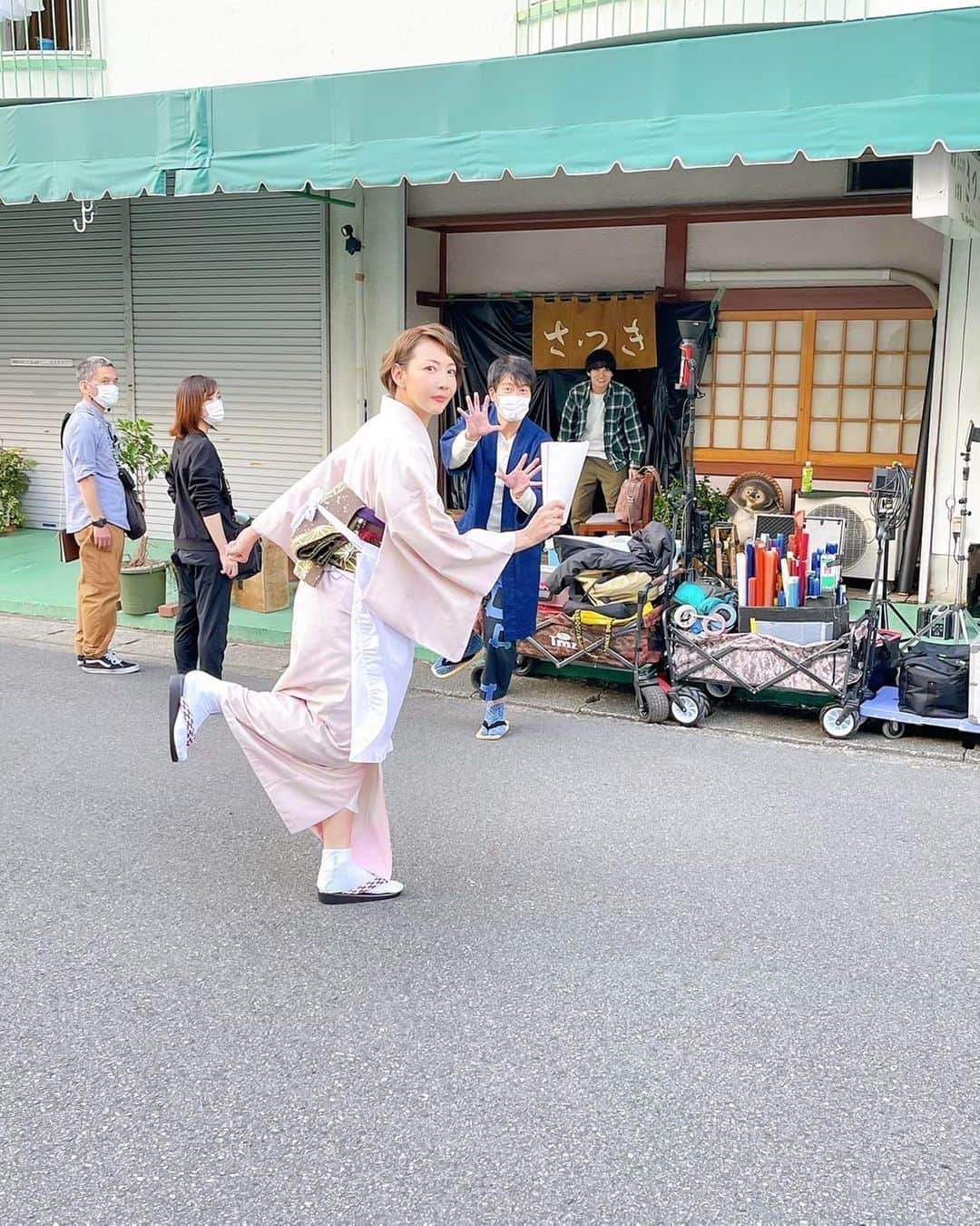 柚希礼音さんのインスタグラム写真 - (柚希礼音Instagram)「.  映画「この小さな手」 明日4月8日（土）より、 ユーロスペースほか 全国順次公開 です🙂🙂❤️ .  家族を想うきっかけになるような素敵な作品です☺️  . よろしければ、 皆さま是非ご覧くださいませ❤️❤️  #この小さな手 #柚希礼音 #寺脇康文　さん #写真撮っても撮ってもいつもお側に寺さんがいらっしゃる安心感 #最後には武田航平さんまで #居酒屋さつきから出ていらっしゃってます #最後はモニター越しの #ひとほっとな寺さんとわたし」4月7日 17時49分 - reonyuzuki_official