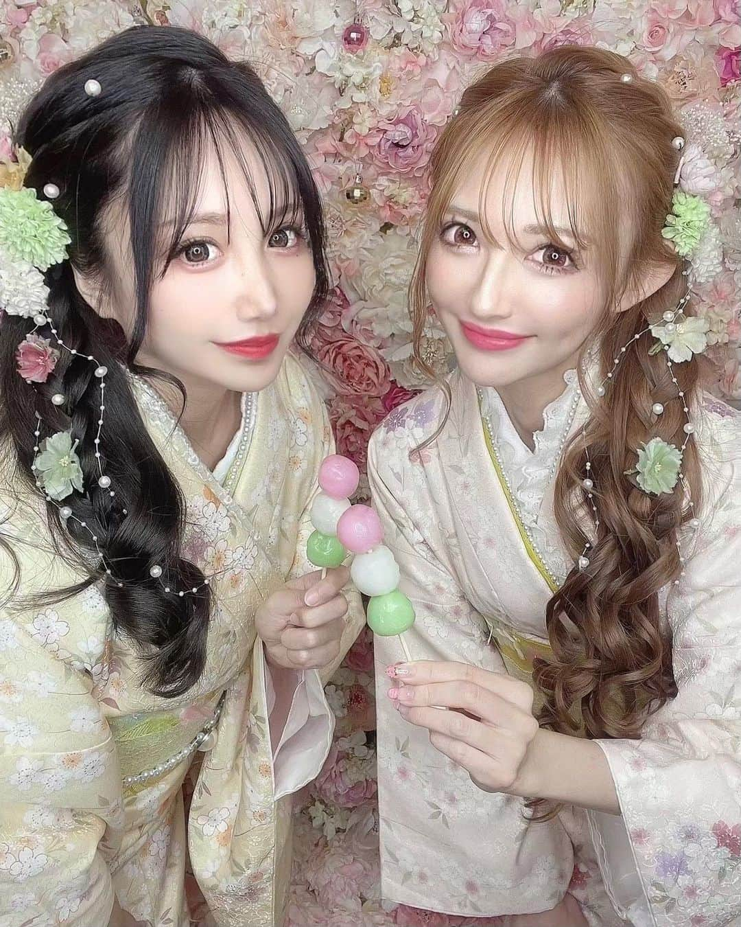 寿リリカさんのインスタグラム写真 - (寿リリカInstagram)「♡ ぴよちゃんと🌸🍡お花見だんごお着物コーデ🌸🍡🐥🐥 ♡ 浅草のおもてなしで着付けとヘアセットしてもらったよん👘🌸🎀 桜柄のお着物かわいい🌸💕💕 ♡ 🍡三色団子カラーで🍡帯や小物たちも合わせてもらえてうれしい😍💖 店長のかずみちゃんいつもありがとう😍🫶 ♡ 手作りのヘアアクセもかわいい新作おりぼんあったぁ🫶🎀６月からの浴衣も楽しみ💖🍓 ♡ あ、おだんごマンポーズ🍡 (⚈ ̍̑⚈ ̍̑⚈) みんなもやってみてね🫶(⚈ ̍̑⚈ ̍̑⚈)💓 ♡ 👘 @asakusa_omotenashi  #浅草着物レンタル #浅草おもてなし #浅草着物 #浅草 #着物 #着物レンタル #着物ヘア #着物ヘアアレンジ #着物コーディネート #着物デート #着物女子 #着物ヘアセット #着物コーデ #着物が好き #浅草観光 #花より団子 #三色団子 #お花見団子」4月7日 17時52分 - ririkakotobuki