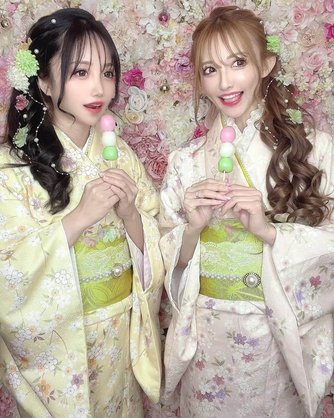 寿リリカさんのインスタグラム写真 - (寿リリカInstagram)「♡ ぴよちゃんと🌸🍡お花見だんごお着物コーデ🌸🍡🐥🐥 ♡ 浅草のおもてなしで着付けとヘアセットしてもらったよん👘🌸🎀 桜柄のお着物かわいい🌸💕💕 ♡ 🍡三色団子カラーで🍡帯や小物たちも合わせてもらえてうれしい😍💖 店長のかずみちゃんいつもありがとう😍🫶 ♡ 手作りのヘアアクセもかわいい新作おりぼんあったぁ🫶🎀６月からの浴衣も楽しみ💖🍓 ♡ あ、おだんごマンポーズ🍡 (⚈ ̍̑⚈ ̍̑⚈) みんなもやってみてね🫶(⚈ ̍̑⚈ ̍̑⚈)💓 ♡ 👘 @asakusa_omotenashi  #浅草着物レンタル #浅草おもてなし #浅草着物 #浅草 #着物 #着物レンタル #着物ヘア #着物ヘアアレンジ #着物コーディネート #着物デート #着物女子 #着物ヘアセット #着物コーデ #着物が好き #浅草観光 #花より団子 #三色団子 #お花見団子」4月7日 17時52分 - ririkakotobuki