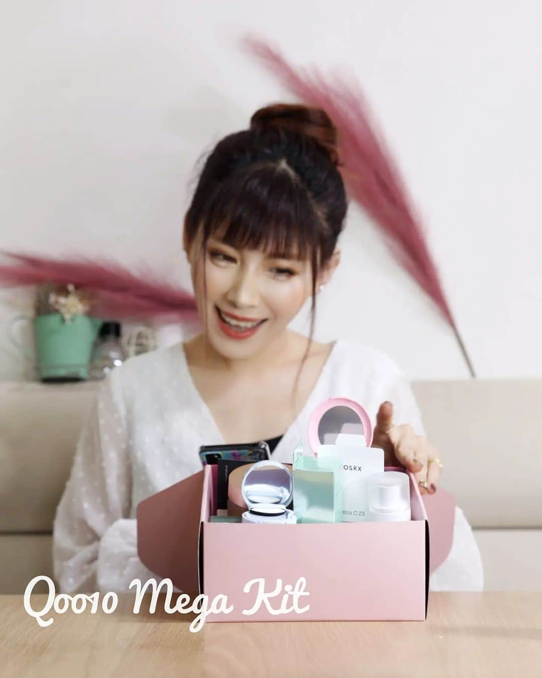 丹遥ニナさんのインスタグラム写真 - (丹遥ニナInstagram)「💕[Qoo10 Mega Kit 2023］@qoo10.official 💕 Qoo10おすすめのスキンケア・コスメボックス🎁 ・ ・ 見てみて！人気の韓国コスメ達が詰まった非売品ボックス❕前から欲しかった商品、気になってる商品がいっぱい入ってる🍒🥳🫧 ・ ・ 📍#NATURE REPUBLIC  エッセンスミニクッション   📍#Laneige  リップスリーピングマスク   📍#Abib  ドクダミステッカー シートマスク  📍#Snp  ゴールドコラーゲンパーフェクションアイパッチ  📍#VTCosmetics  シカレチA エッセンス   📍#romand  ペアウォータークッション   📍#MilkBaobab  シカ ボディスクラブウォッシュ  📍#COSRX  RXザ・ビタミンCセラム  📍#Numbuzin  緑茶炭毛穴パッククレンジングバーム   📍#MilkTouch  オールデイポリュームアンドカールマスカラ ・ ・ 結構気に入ったのはーーNumbuzin 緑茶炭毛穴パッククレンジングバーム、クレンジングとパック両方出来る！洗い上がりもモチモチですっきり👌💋 ・ ・ 4/1~4/7 まで、Qoo10 @qoo10.officialメガポのタグが付いている商品を購入すると、なんと20%のポイント還元⤴️❣️ ・ ・ #Qoo10MegaKit #Qoo10 #メガPOINT #PR  #おすすめコスメ  #春メイク #夏メイク #新作コスメ #韓国トレンド #韓国ブランド #マスク生活  #バッグの中身 #メガ割購入品 #qoo10購入品 #韓国コスメ購入品 #コスメ紹介 #コスメ購入品 #コスメレビュー #qoo10メガ割 #メガ割」4月7日 18時04分 - minaninamiji