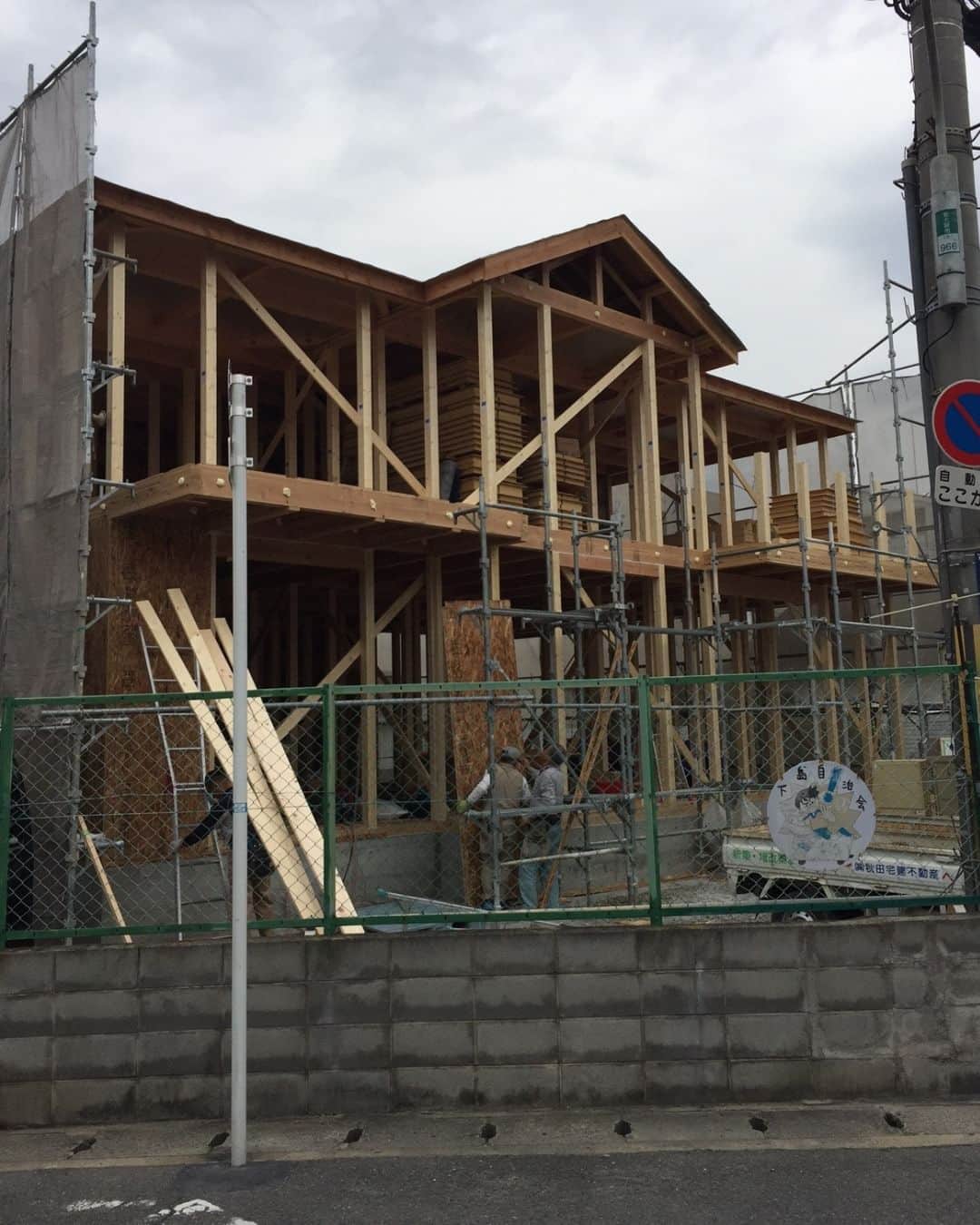 石切くらしの専門店 秋田宅建不動産さんのインスタグラム写真 - (石切くらしの専門店 秋田宅建不動産Instagram)「@akitatk_ishikiri←東大阪市石切くらしの専門店✨ . 新築注文住宅においては700棟以上の施工実績があります🏡 お客様のご要望を反映させながら共にじっくり設計を進め、自社の大工が丁寧に施工を進めていくというスタイルが大きな特徴です。 土地と建物をトータルで考え、資金計画についてもご相談に乗ります。 入居後もしっかりとアフター保証させていただきますので、安心してお任せください🤗  #東石切町 #新石切駅 #住宅性能 #家づくりアイディア #マイホーム欲しい #暮らしやすい家 #マイホームづくり #マイホーム検討中 #暮らしの風景 #住まいづくり #リノベーション」4月7日 18時00分 - akitatk_ishikiri