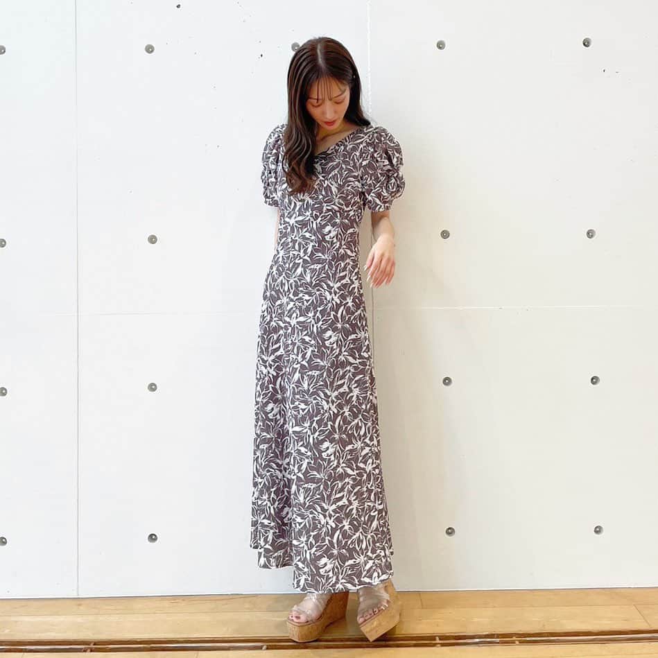 のインスタグラム：「. ／ ＃ mm泉里香公開 & ワンピースフェア開催中！  ワンピが最大ポイント20倍 詳細は @mercuryduo_styling  トップURLまたはストーリーからCHECK ＼ ⁡  #フラワーパフスリーブワンピース color:charcoalgray/red/iceblue size:S/M 1,790ポイント付与  #クリアチューブウェッジサンダル color : black/brown/mix/clear size : 36/38  ※お気に入り追加でポイントプレゼント中！  ⁡ アイテム詳細やポイントGETは  @mercuryduo_stylingのTOPリンクより 公式サイトRUNWAY channelをご覧ください。  【着用スタッフ】 @mercuryduo_mika / 160cm 骨格ウェーブ / イエベ春 ⁡ ⁡  ＿＿＿＿＿＿＿＿＿＿＿＿＿＿＿＿＿＿＿＿＿＿＿＿＿＿  ⁡ @mercuryduo_com   #MERCURYDUO #公式通販RUNWAYchannel #マーキュリーデュオ  ＿＿＿＿＿＿＿＿＿＿＿＿＿＿＿＿＿＿＿＿＿＿＿＿＿＿ #ワンピースコーデ#ワンピコーデ#春ワンピース#花柄ワンピ#花柄ワンピース#パフスリーブ#パフスリーブワンピース#デートコーデ#デート服#モテコーデ#デートワンピ#モテワンピ#カフェコーデ#旅行コーデ#骨格ウェーブコーデ#イエベ春コーデ」