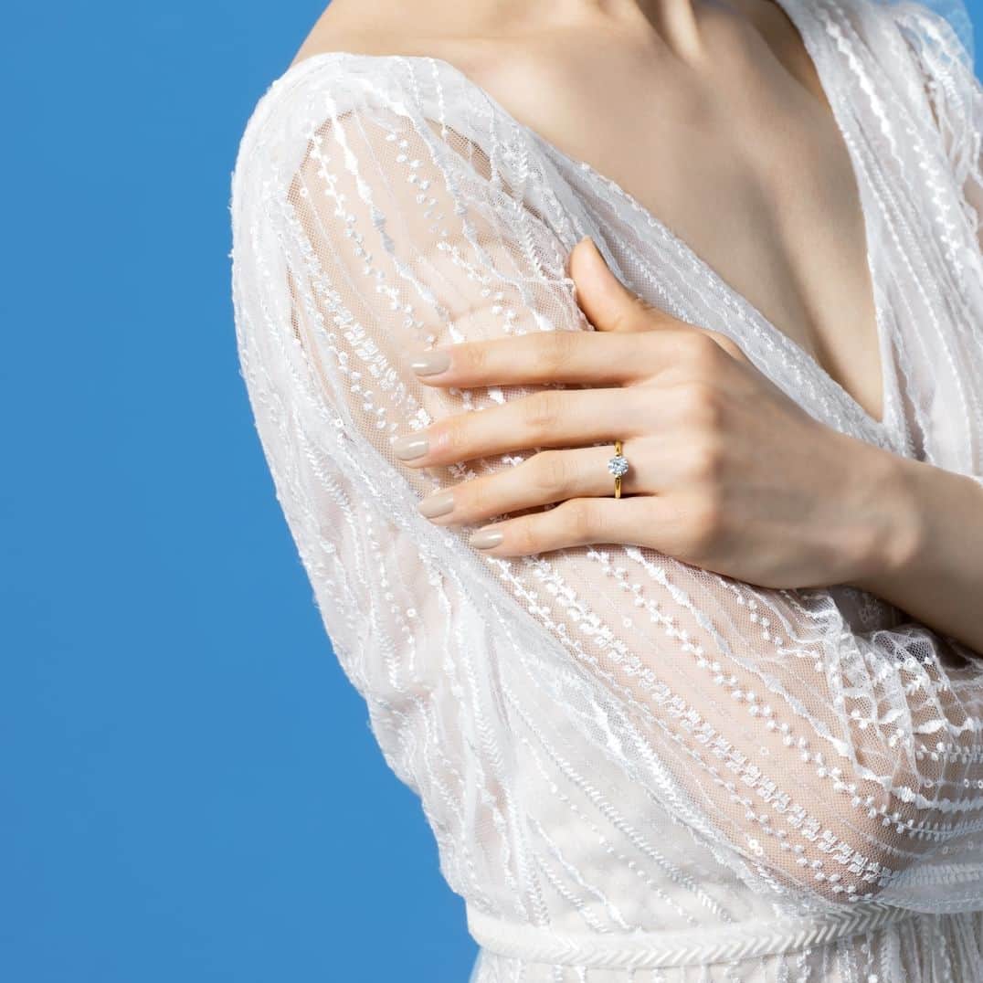 BRILLIANCE+（ブリリアンス+）さんのインスタグラム写真 - (BRILLIANCE+（ブリリアンス+）Instagram)「. New Arrival｜Lab Grown Diamond "Playful" - Clear  澄み切った輝きを意味する 婚約指輪『クリア』。  丸みのある大きな2本爪をあしらった シンプルなデザインと センターストーンを引き立てるシルエット。  ラボグロウンダイヤモンドの存在感ある美しさを 様々な方向から楽しんで。  ---------------------------  クリア ラボグロウンダイヤモンド ソリティア リング 金額：¥127,700～146,100円（税込）  ※センターストーンの金額を除く（センターストーンは選ぶ品質によって価格が変動します）  #ブリリアンスプラス #brillianceplus #結婚指輪 #婚約指輪 #ダイヤモンド #ラボグロウンダイヤモンド #labgrowndiamonds #ラボダイヤ #エンゲージリング #マリッジリング #指輪探し #指輪選び #婚約指輪選び #マリッジリング探し #ダイヤモンドリング #ダイヤモンドジュエリー #婚約指輪おしゃれ #重ね付けリング #プロポーズ #ブライダルリング #ジュエリー #ジュエリー好き #手元コーデ #ジュエリーデザイン  #ジュエリー好き  #結婚指輪プラチナ #結婚指輪ゴールド #2023春婚 #2023夏婚」4月7日 18時00分 - brilliance_plus