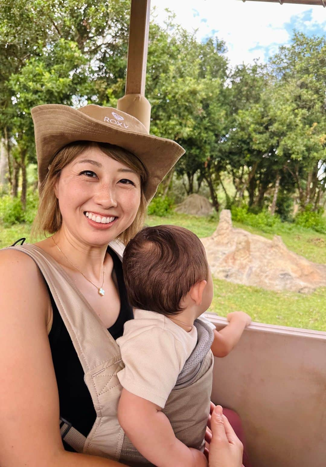 吉田ちかのインスタグラム：「Had “animazing” time at Animal Kingdom!! (trying to play on words like the Safari Guide we had😉)  Hope you guys watched the vlog😊 There's a little English quiz during the Sarfari we went on if you want to try it out!   Animal Kingdomで"animazing"な時間を過ごしました❤️ (ガイドさんのダジャレみたいにamazingとanimalをかけてみました😆)  皆さんもう動画はチェックして下さいましたか？😊 サファリツアーの部分で英語クイズがあるので、良かったら挑戦してみて下さいね!」