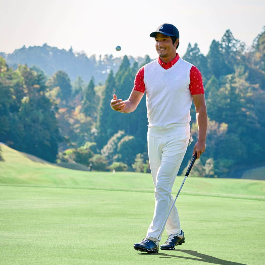 Footjoy Japanさんのインスタグラム写真 - (Footjoy JapanInstagram)「⛳️NEW ARRIVALS⛳️ アーガイルデザインが左右非対称に施されたユニークなデザインのニットベスト🏌️‍♂️   吸汗速乾機能を備え、ストレッチ性にも優れているから動きを妨げることなく快適なプレーが可能に。   寒暖差の激しい季節の変わり目に活躍間違いなしの一着です。 肌寒い時にサッと重ね着できて、着回しもしやすいので一枚持っておくと重宝します！  #footjoy #フットジョイ #golf #golfshoes #ゴルフ #ゴルフシューズ #ゴルフ男子 #ゴルフ女子 #シューズ #ゴルフファッション #ゴルフコーデ #ゴルフウェア #ゴルフ好き #春ゴルフ #春ゴルフコーデ #ゴルフスタイル #ゴルフアパレル #ゴルフグッズ #新商品 #新コレクション #golffashion #golfwear」4月7日 18時01分 - footjoy.japan