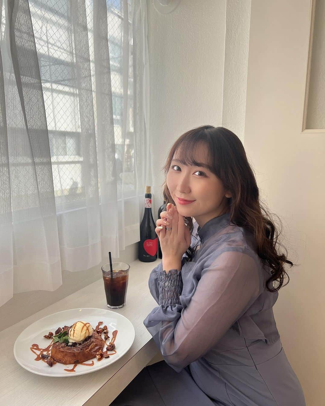 倉咲奈央さんのインスタグラム写真 - (倉咲奈央Instagram)「美味しいフレンチトーストを求めに東中野へ Assemblage nomさんにお邪魔してきました 定番のシナモンフレンチトーストと キャラメルフレンチトーストをシェアして頂いたよ〜！！ 生地がサクっふわで、卵の香りがしてアイスとの相性抜群でした！！ 店内も白を基調としてるので写真を撮るのにもおすすめな フレンチトースト以外にも、ランチやディナーもやってるみたい PR @assemblage.nom #東中野カフェ #東中野スイーツ #フレンチトーストロール ＃東中野ランチ #アッサンブラージュノム #大人スイーツ #中野カフェ#大久保」4月7日 18時05分 - naaaaotan