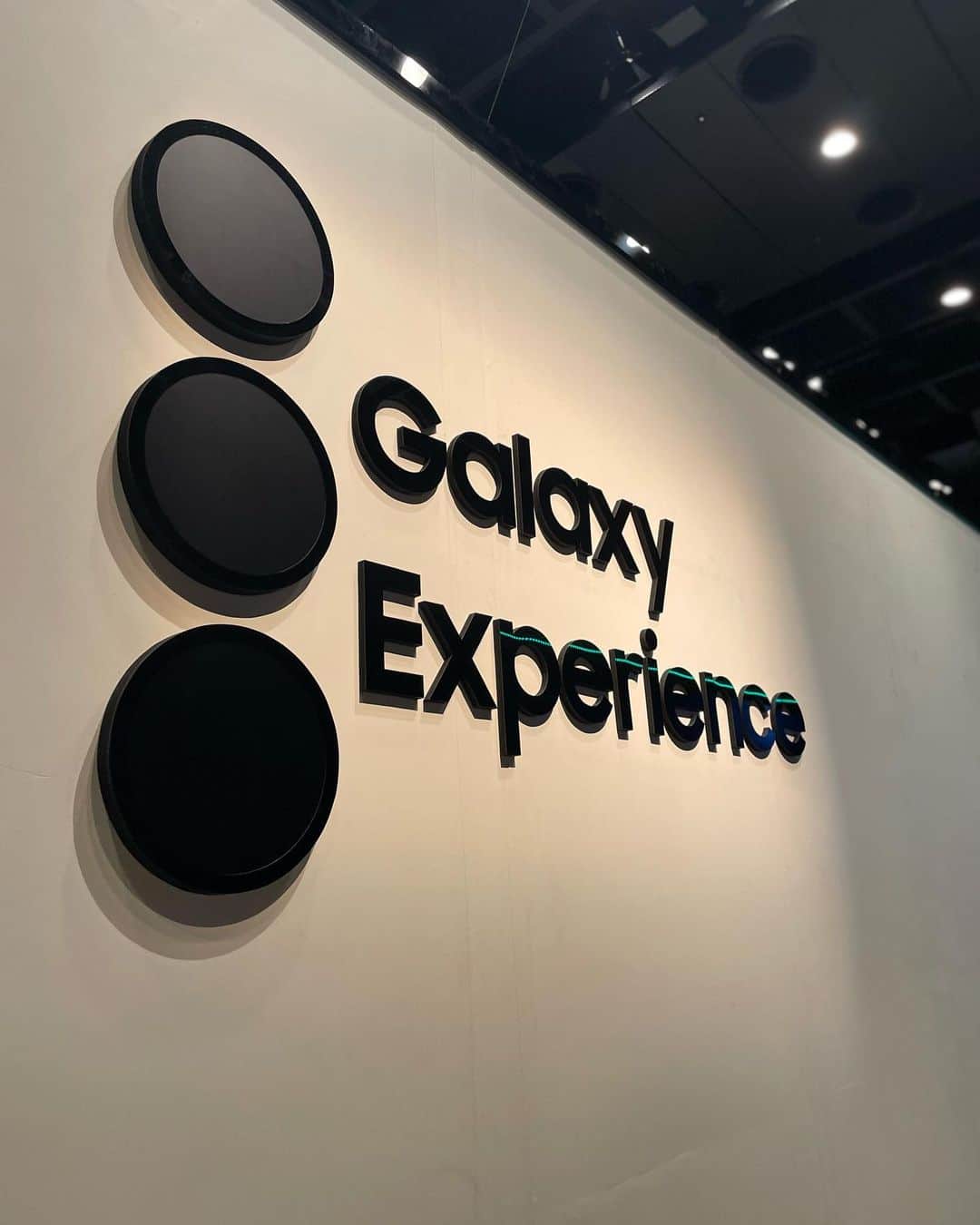 梅野舞さんのインスタグラム写真 - (梅野舞Instagram)「Galaxy S23シリーズ 『Samsung新製品発表会』に お邪魔しました。  2億画素や100倍ズームなど、世界最高峰のカメラ機能を搭載し、夜間での撮影がより鮮明になった新製品のプレゼンや実際に製品をシーンに合わせて体験ができるブースも楽しませて頂きました。  これからは音楽フェスや 花火大会の開催決定も続いていて 写真を撮る機会も増える方が多いのではないでしょうか。  私自身写真を撮ることが大好きなので  最先端のカメラ機能を搭載した最新スマートフォン「Galaxy S23シリーズ」はとても魅力的に感じました。  「Galaxy S23シリーズ」は、全方位に向けて高機能性能を備えた最新のフラッグシップモデルで カメラ機能では、まるで映画のようなクオリティで夜間撮影ができる「ナイトグラフィー」を始め、Galaxy史上初となるSuper HDRを採用することで高解像度な写真と動画撮影が可能になります。  また、Galaxy専用の「Expert RAWアプリ」使用をするとデジタル一眼レフと同様の撮影が実現し、RAWやJPEGデータでの編集もできるようになっているそうです✨  さらに、優れたシステム処理性能と画期的なAIを備えた「Snapdragon 8 Gen 2 Mobile Platform for Galaxy」の搭載やヴェイパーチャンバーを用いた冷却設計によって「最高のゲーム体験」が実現。  従来のGalaxyスマートフォンよりも多くのリサイクル素材を採用した「サステナブルな仕様」も大きな特徴となっていました💡  ブースでカメラを体験しましたが 本当に綺麗✨✨ 驚くほど美しい👏  2億画像🤗 100倍ズーム これは驚きの体験！！  ナイトモードでは、映像の花火も明るく綺麗に撮影ができ、Galaxy S23 Ultraの端末にはタッチペンが内蔵されていて  🚨更に！✨ タッチペンのボタンを押すとシャッターが押せるという便利さ👏  写真を綺麗に撮ることができる 最高峰のスマートフォンに 心を大きく動かされた 新製品発表会でした💕  #新製品発表会#galaxys23#galaxys23ultra #samsung #2億画像#100倍ズーム#最先端カメラ機能#ナイトグラフィー#サスティナブル#写真好き#instagram#instagood」4月7日 18時07分 - mai.umeno