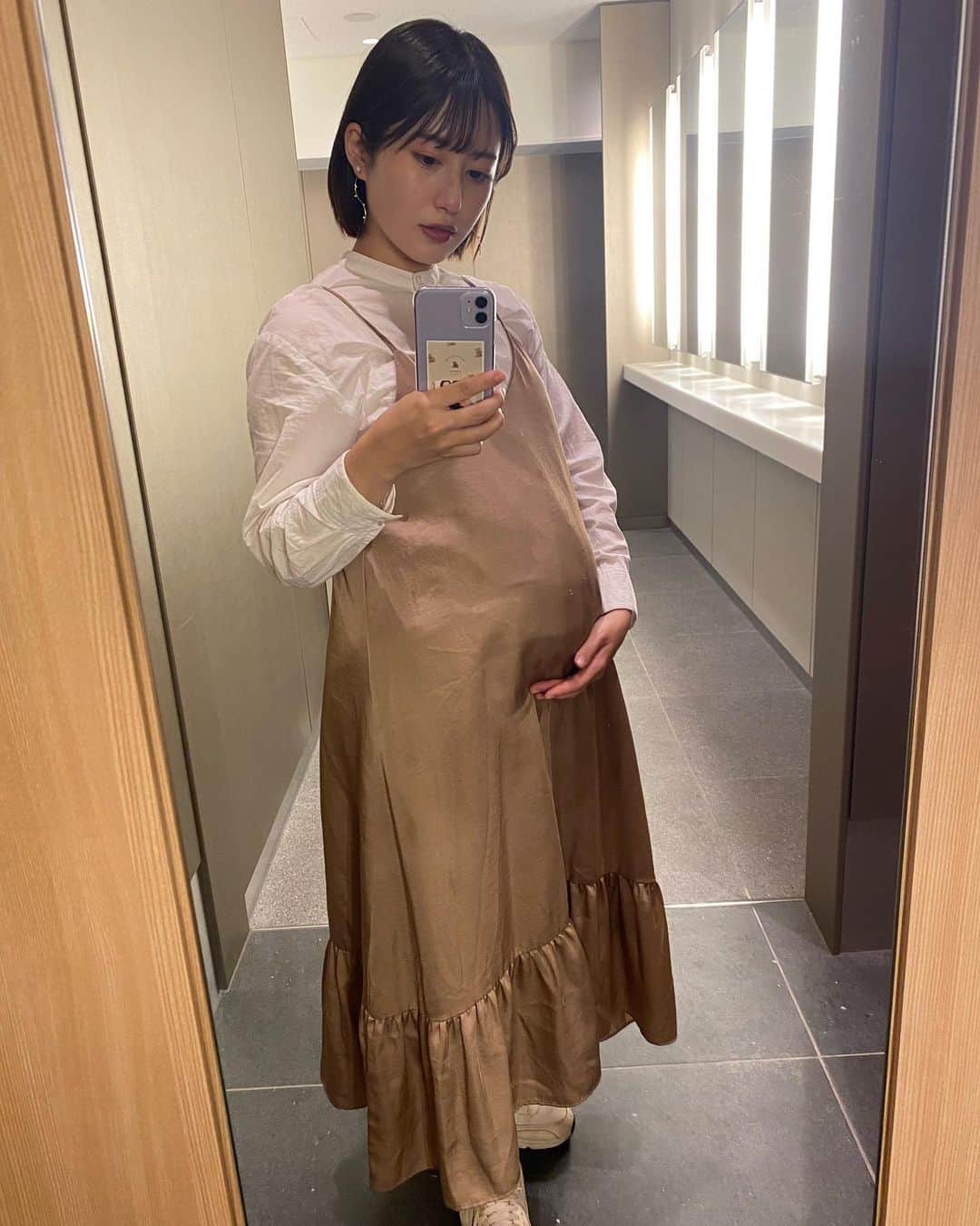 小泉留菜のインスタグラム：「🤰🏻❤︎ . . 妊娠30週突入〜👶🏻💕 . . こむら返り始まったり、 1回の量でご飯が食べれなかったり、 お尻が激痛だったり、、、 どんどん出産も近づいてくるし 毎日怖いけども🫠✌🏻 早く会いたいし、遥大がお兄ちゃんしてる姿が 早くみたいなあ🥹🌸 . . #3歳 #3歳男の子 #3歳児 #ママ #男の子ママ #ママスタグラム #25歳ママ #口唇口蓋裂 #関東ママ #埼玉ママ #小さい彼氏 #妊娠 #第二子 #第二子妊娠中 #マタニティ #マタニティライフ #妊娠中 #🤰🏻」