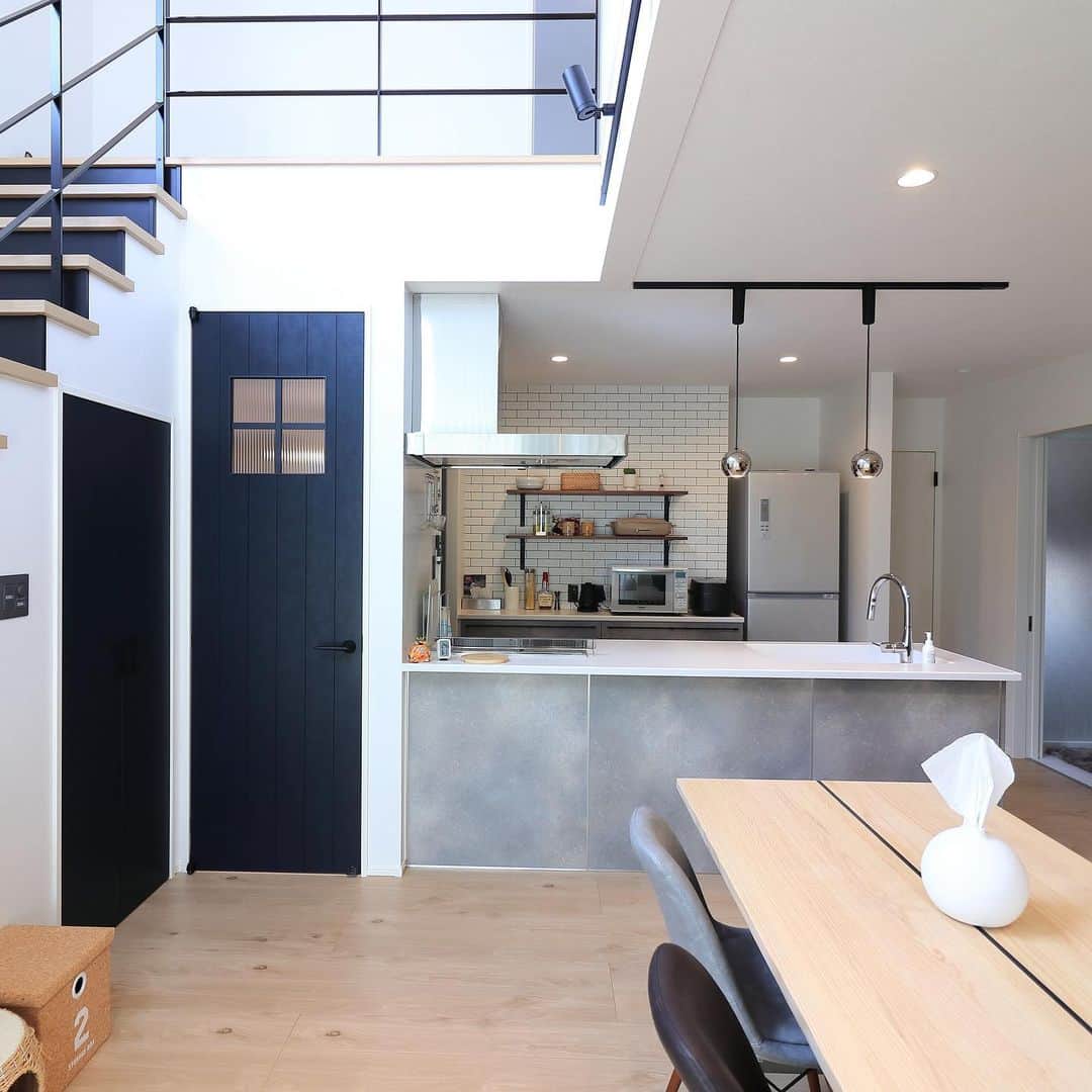西本ハウスさんのインスタグラム写真 - (西本ハウスInstagram)「#ゼロキューブ 自由にセレクトして、我が家だけの住み心地にできる家。 シンプルで、開放的な間取りが特徴の洗練されたデザインハウスです。  西本ハウスのInstagramや ホームページにて 様々なデザインの #ゼロキューブの暮らし を見ることができます🏠 @nishimoto_house  ．  広島の工務店/西本ハウス 注文住宅・規格住宅・デザイン住宅  ． 施工例集・家づくり資料を無料プレゼント中🙋 プロフィールのURLより HPをご覧ください。 @nishimoto_house  #明るいリビング #鉄骨手すり  #猫のいる暮らし  #ローコスト住宅  #家づくりアイデア #間取り  #広島家づくり #広島工務店  #デザイン住宅 #西本ハウス」4月7日 18時11分 - nishimoto_house