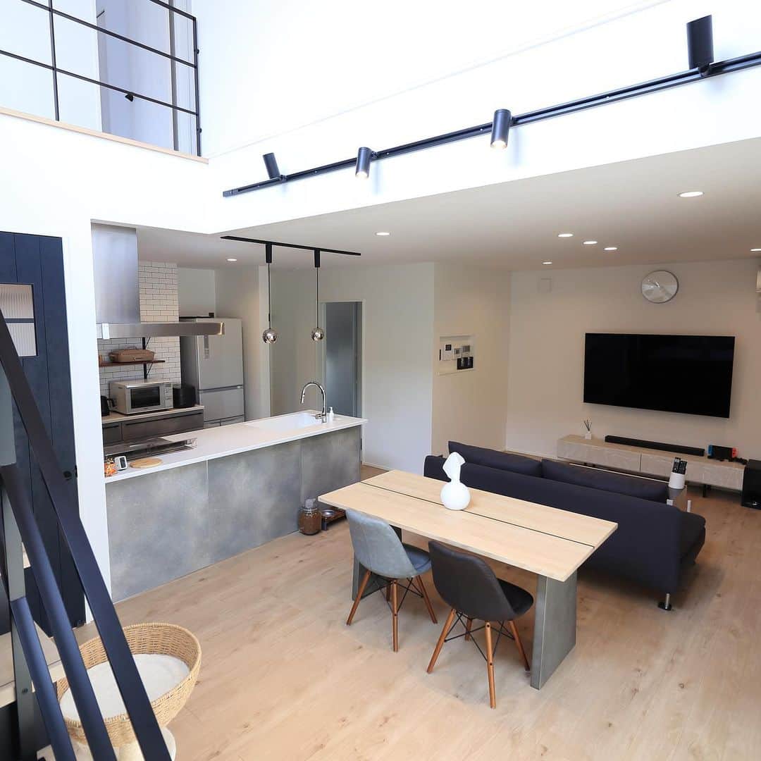西本ハウスさんのインスタグラム写真 - (西本ハウスInstagram)「#ゼロキューブ 自由にセレクトして、我が家だけの住み心地にできる家。 シンプルで、開放的な間取りが特徴の洗練されたデザインハウスです。  西本ハウスのInstagramや ホームページにて 様々なデザインの #ゼロキューブの暮らし を見ることができます🏠 @nishimoto_house  ．  広島の工務店/西本ハウス 注文住宅・規格住宅・デザイン住宅  ． 施工例集・家づくり資料を無料プレゼント中🙋 プロフィールのURLより HPをご覧ください。 @nishimoto_house  #明るいリビング #鉄骨手すり  #猫のいる暮らし  #ローコスト住宅  #家づくりアイデア #間取り  #広島家づくり #広島工務店  #デザイン住宅 #西本ハウス」4月7日 18時11分 - nishimoto_house