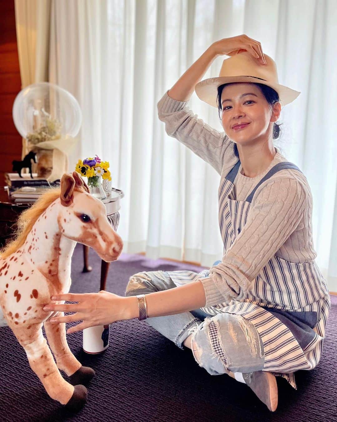 黒谷友香のインスタグラム：「皆さん、こんばんは🤗 一昨日、陽射しに夏っぽさを感じて（早い）日焼け止めを塗り塗りしたけど、今日はなんや雨降ったりやんだりで、 何を着れば良いのかわからない今日この頃。 チューリップ🌷やハーブ🌿、花たち植物たちはこの雨が嬉しいかな😄  昨日、小学館「女性セブン」4/20号　4月6日発行 『植物園へ行こう！』 にインタビュー載ってまぁす🌼🌷🏵🌸🌿✨ チェックしてみてね😘  #ralphlauren#poloralphlauren#乗馬#馬#東京#tokyo#sdgs#ログハウス#着物#ハーブ#地球温暖化#ガーデニング#LOVOT #ラボット#mediaid#diy#日本#日産 #nissan#EV#日産ariya#ai#大鵬薬品工業#バップフォーレディ#エビス#プレミアムケアハブラシ#いち瑠#黒谷友香」