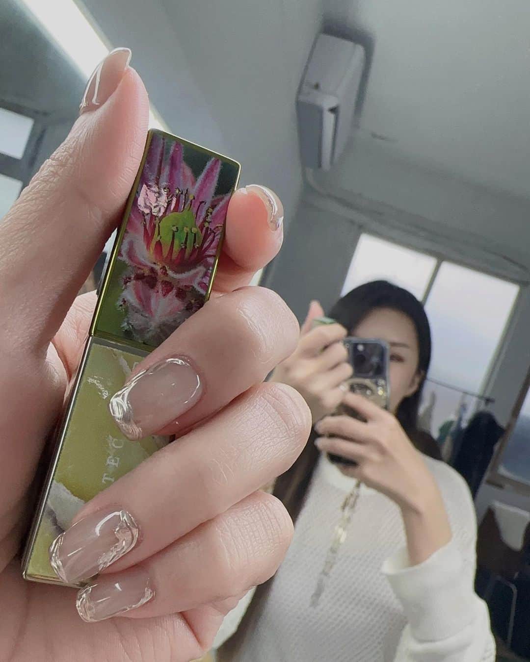 蘇心甯さんのインスタグラム写真 - (蘇心甯Instagram)「#錄影日常  最愛來思佳姐的節目 聽老師分享最新保養品 瘋狂吸收王美的美麗精華😂 Love u~  幫指甲換上四月新衣服了 美美的百搭淡灰金新色  🤍💜穿搭 @caco_tw  💅🏻💅🏻光療 @yusyus.nail  💄💄唇膏 @chantecailletw  📹📹錄影 @fashion_woman_house」4月7日 18時21分 - lalababy625