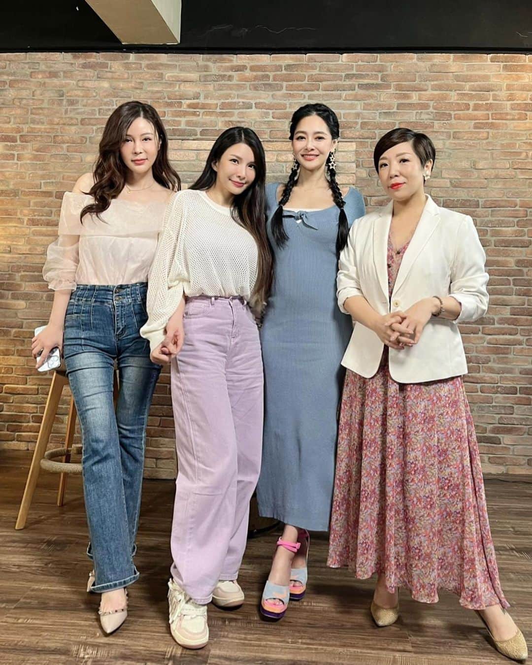 蘇心甯さんのインスタグラム写真 - (蘇心甯Instagram)「#錄影日常  最愛來思佳姐的節目 聽老師分享最新保養品 瘋狂吸收王美的美麗精華😂 Love u~  幫指甲換上四月新衣服了 美美的百搭淡灰金新色  🤍💜穿搭 @caco_tw  💅🏻💅🏻光療 @yusyus.nail  💄💄唇膏 @chantecailletw  📹📹錄影 @fashion_woman_house」4月7日 18時21分 - lalababy625