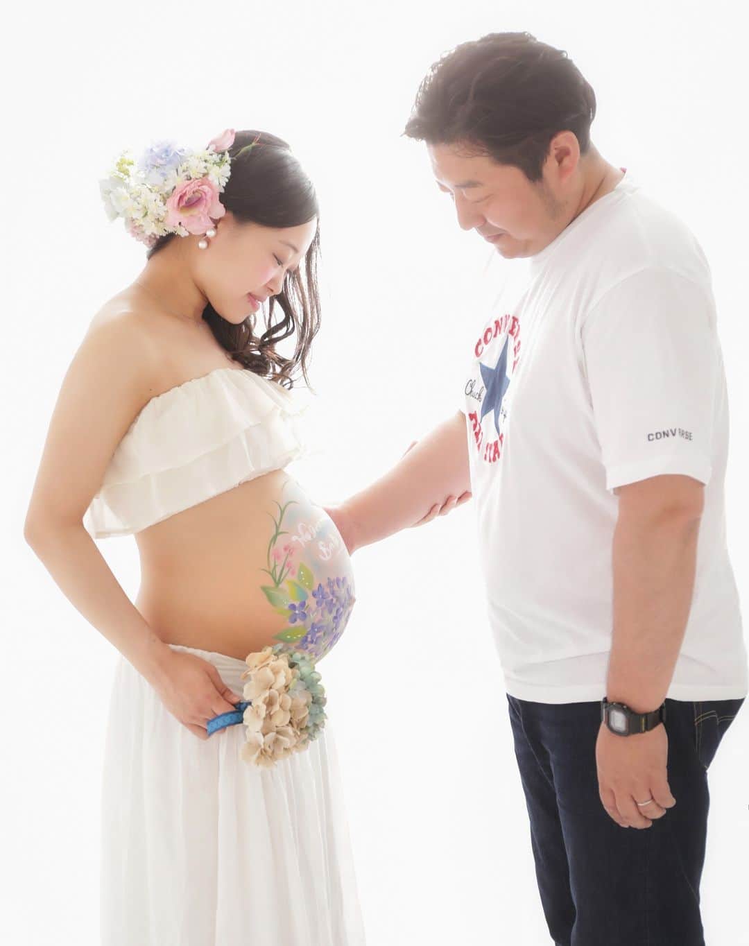 okuyama-photoのインスタグラム：「【ベリーペイント体験はいかが？】 新しい安産祈願のカタチとして人気のベリーペイント。 産まれてくる赤ちゃんとの絆を感じ、素敵な写真を残しませんか？  マタニティ用貸衣装や料金などの詳細はHPをご覧くださいね。  #写真のオクヤマ #写真館 #写真スタジオ #青森フォトスタジオ #十和田フォトスタジオ #マタニティ #マタニティ撮影 #マタニティフォト #マタニティ写真  #プレママ #ベリーペイント #妊婦 #記念写真 #家族写真 #ファミリーフォト #七戸町 #十和田市」