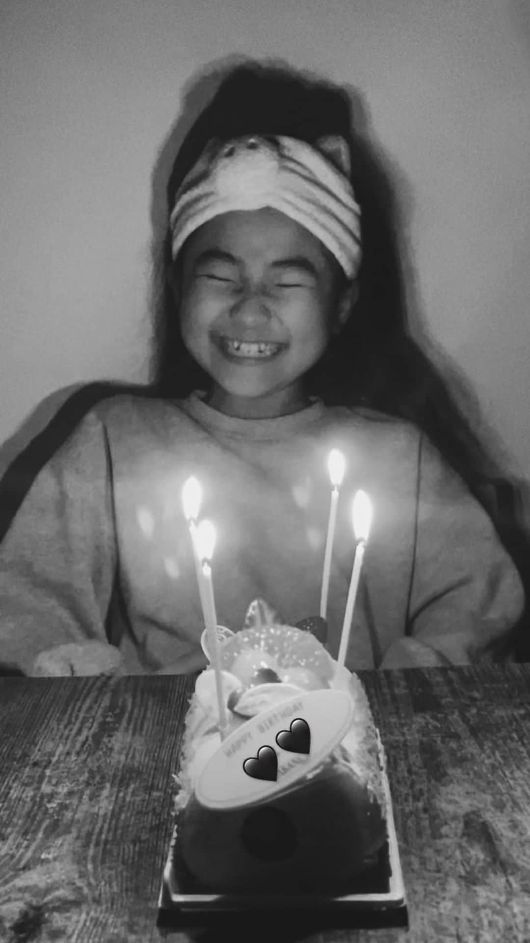 森摩耶のインスタグラム：「少し前の事になりますが、次女が10歳になりました🎂 天真爛漫でいつまでも赤ちゃんのような気がしてしまうけど、実はしっかりお姉さんになっている模様。 先日USJに行く準備をしていた所、 👩🏻ハリっポッターの杖って電池いるんだっけ？ 👧🏻ママ！違うよ！ 👩🏻（やば💦魔法…） 👧🏻センサーだったと思うよ  と、的確な指摘をされました。笑  夢見る夢子ちゃんは卒業し、いつの間にかお姉さんらしくなっていた次女。 洗い物やお掃除を手伝ってくれたり、大好きなお菓子作りに関しては私より上手だったりする🍩 成長は喜ばしい事だけど、大きくなるのって本当にあっという間だから、正直寂しくもあるのよね🥲 その明るい太陽のような性格で、いつも私達を照らしてくれてありがとう。 我が家のムードメーカーHBD💝」