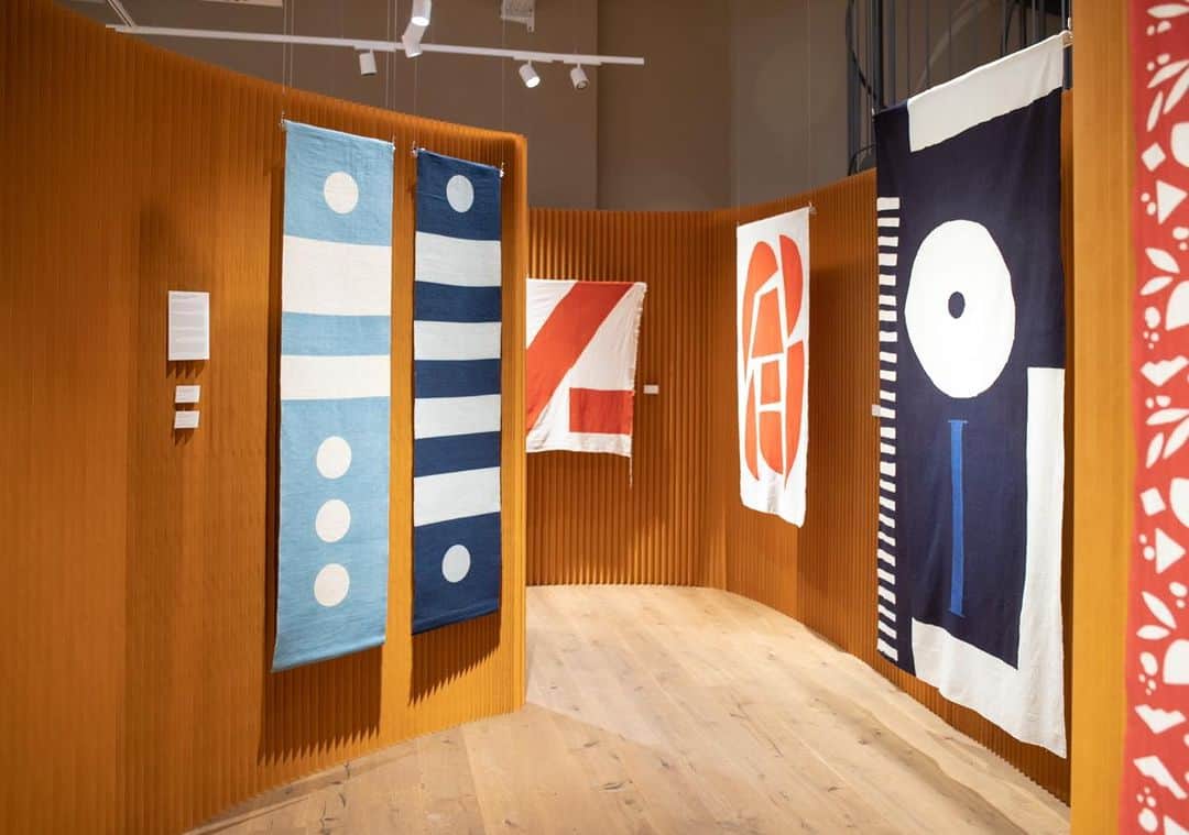 IDÉE／イデーさんのインスタグラム写真 - (IDÉE／イデーInstagram)「Life in Art Samiro Yunoki Exhibition " Hello world! Hello future! "  2023.4.6 thu ~ 6.5 mon MUJI Berlin Ku’damm Flagship 2F Kurfürstendamm 236, 10719 Berlin, Germany @mujigermany   日本を代表する染色家でありアーティスト柚木沙弥郎氏との取り組みが、海外に広がります。  2014年からスタートした「アートのある暮らし」をテーマにした取り組みから生まれた作品を一堂に集め紹介する展覧会が、ドイツ・ベルリンではじまりました。  100歳を迎えなお精力的に活動を行う柚木氏とのものづくりに共感が生まれ、 これからの生活に根付き広がっていくことを願い、活動は続いていきます。 @ideelifeinart   #IDÉE #IDÉESHOP #idee #ideeshop #イデーショップ #イデー #interior #柚木沙弥郎 #samiroyunoki」4月7日 18時16分 - lifewithidee