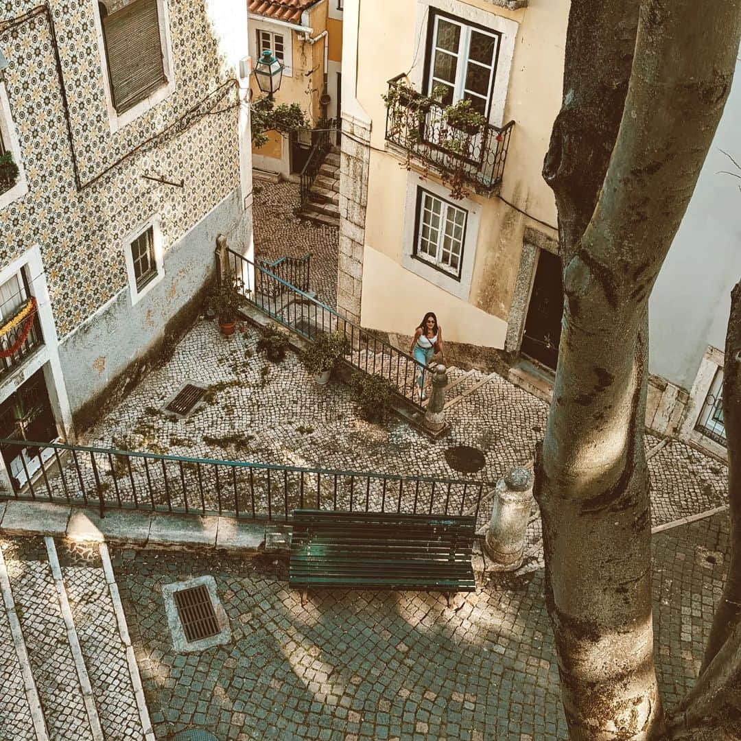 ソニア・ラフエンテのインスタグラム：「Escaleras, escaleras y más escaleras 🫣 . 📷 @guigurui . #Lisboa #day1 #semanasanta」