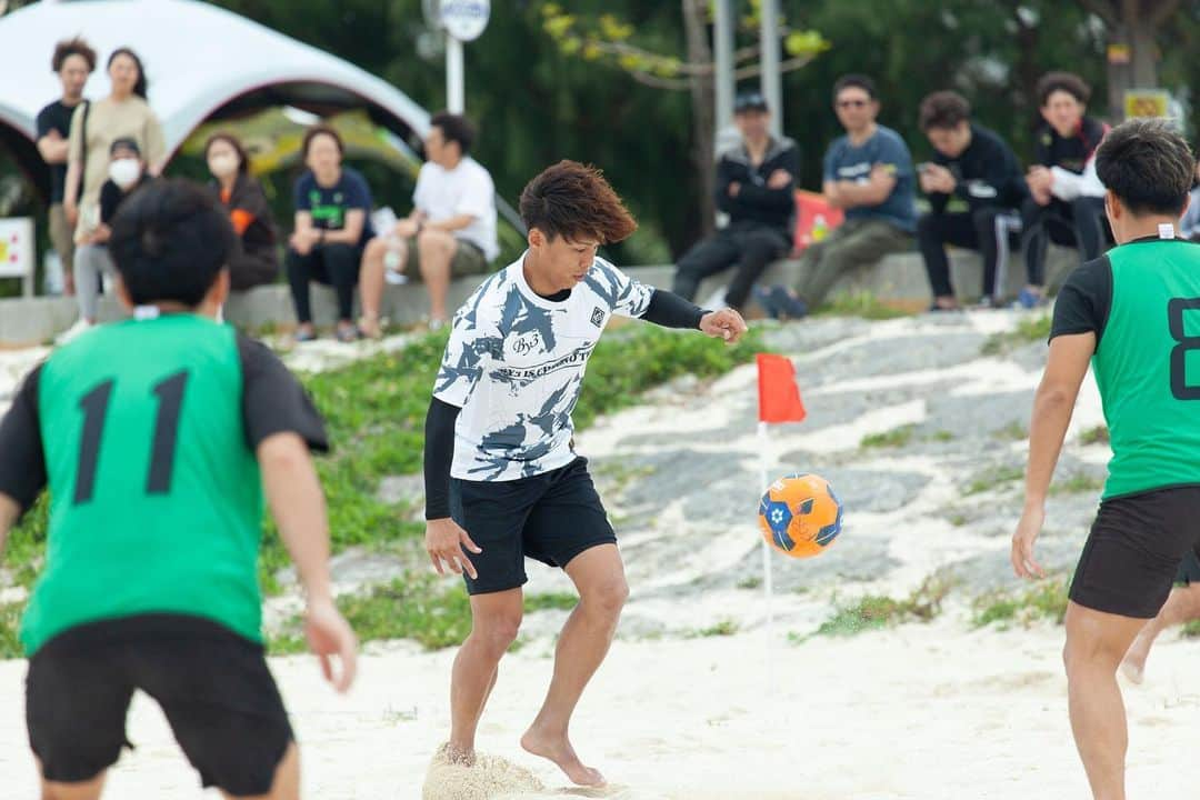 しげさんのインスタグラム写真 - (しげInstagram)「今年もやって来ましたビーチサッカー大会 in 沖縄🌺 動画そのうち公開されるのでお楽しみに🏖 #beach  #football」4月7日 18時17分 - lisem_shige