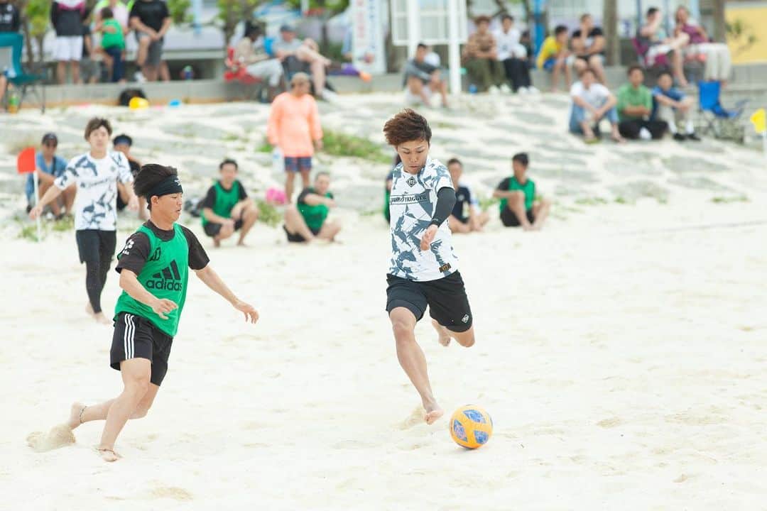 しげさんのインスタグラム写真 - (しげInstagram)「今年もやって来ましたビーチサッカー大会 in 沖縄🌺 動画そのうち公開されるのでお楽しみに🏖 #beach  #football」4月7日 18時17分 - lisem_shige