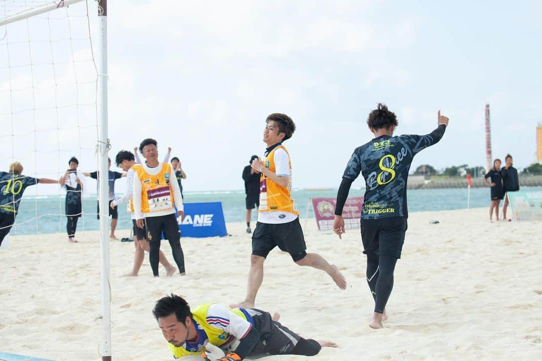 しげのインスタグラム：「今年もやって来ましたビーチサッカー大会 in 沖縄🌺 動画そのうち公開されるのでお楽しみに🏖 #beach  #football」