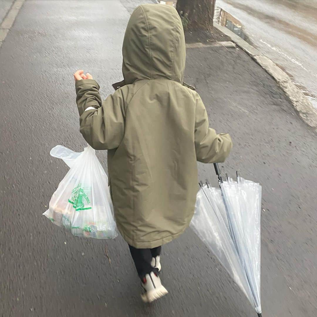 室谷香菜子さんのインスタグラム写真 - (室谷香菜子Instagram)「小雨が降る中、 スーパーの買い物袋を半分持ってくれる息子。  ふと、 3年前を思い出しました。 イヤイヤ期真っ只中で、 道端に寝て泣く息子を途方に暮れながら見つめていたら、 すれ違った女性に 「5歳くらいになったら、ママの力になってくれるからね」と言われました。  あと少しで5歳になります。 あのイヤイヤも、懐かしいです。  #子育て日記 #4歳男の子 #ワーママ #保育園ママ #男の子 #4歳 #kidsgram #子育てあるある #子育てグラム #子育て #ママライフ #子育ての悩み #子どもがいる暮らし #ママと息子」4月7日 18時18分 - hbc_muroyakanako