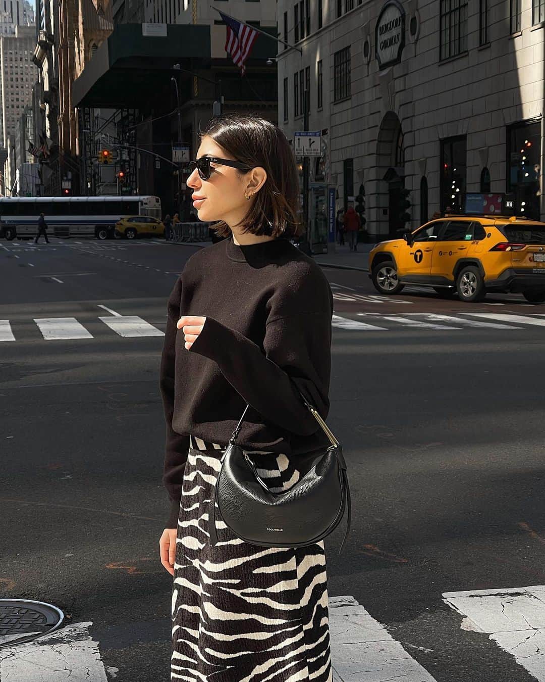 コチネレのインスタグラム：「Nyc vibes 🚖 @coccinelleofficial #CoccinelleGoestoNY」