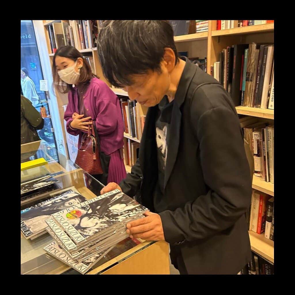 Tatsuo Suzukiさんのインスタグラム写真 - (Tatsuo SuzukiInstagram)「#Repost @so_books_jp with @use.repost ・・・ Tokyo Street Final Issue by @tatsuo_suzuki_001 💥 He is known for his Shibuya street snapshots including "Friction/Tokyo Street" published by STEIDL in 2020. Signed copy available here.」4月7日 18時20分 - tatsuo_suzuki_001