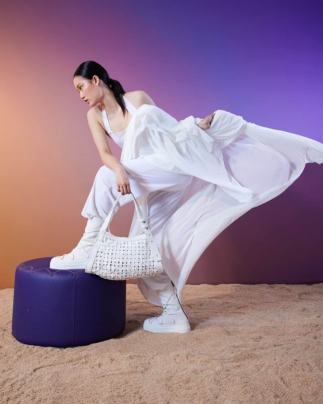 エンリーベグリンのインスタグラム：「What will you wear to hit the Spring? The new white Boa Bag is now available online.  #HenryBeguelin #SS23 #HenryBeguelinBags」