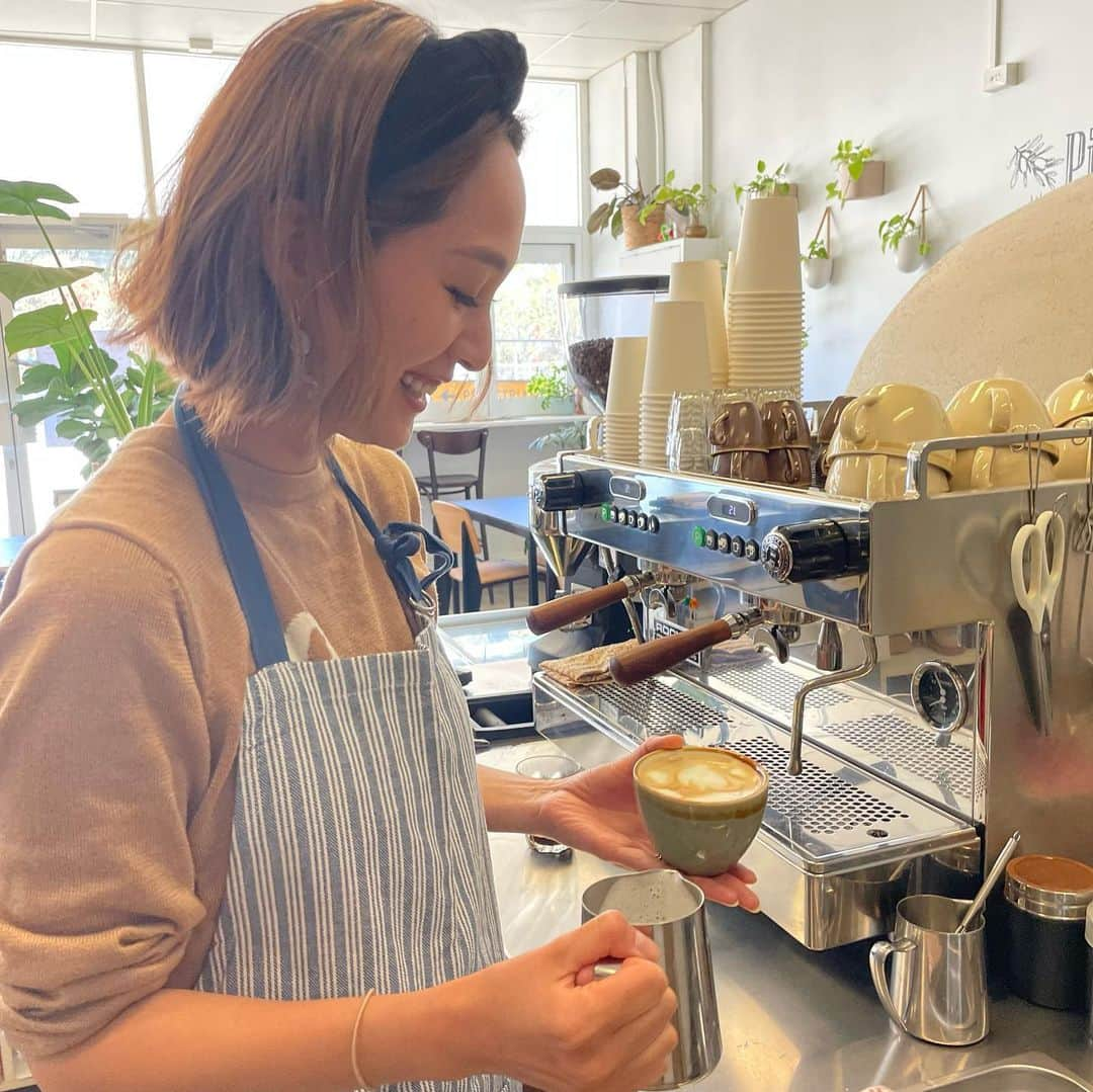 福間文香のインスタグラム：「Latte art lesson ☕️❤︎  日本人の奥様とイタリア人の旦那様が営む @bacettopizza 🍕でラテアートを学ぶ☺️☕️難しい、、けど楽しい！  唯一パースで照り焼きピザが食べられる場所、最高🥺❤️🇯🇵  #throwbackperth #latteart #perth #pizza #memories #perth2021-22」