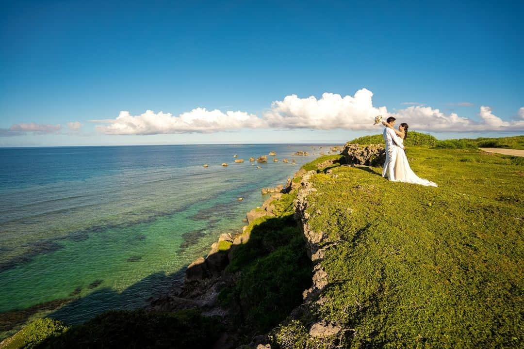 ARLUIS WEDDINGのインスタグラム：「@arluiswedding  目に入る景色すべてが美しい宮古島。 ここにしかない景色と、特別な瞬間の記憶を永遠に。 ーーーーーーーーー Area：宮古島 Chapel : #奏の教会 ーーーーーーーーー  #アールイズ花嫁 @arluiswedding をつけて投稿してください！ 公式IGでご紹介させていただきます。  #arluiswedding #arluistravel #arluisdress #アールイズウエディング #アールイズトラベル #アールイズドレス  #プレ花嫁 #卒花嫁 #2023wedding #resortwedding #beachwedding #weddingphoto #ウェディングフォト #沖縄挙式 #リゾートウェディング #沖縄ウェディング #挙式レポ #リゾートウエディング  #リゾート挙式 #リゾ婚 #okinawa #沖縄 #宮古島 #沖縄旅行 #ウエディング #ウェディングドレス #シギラリゾート #東平安名崎」